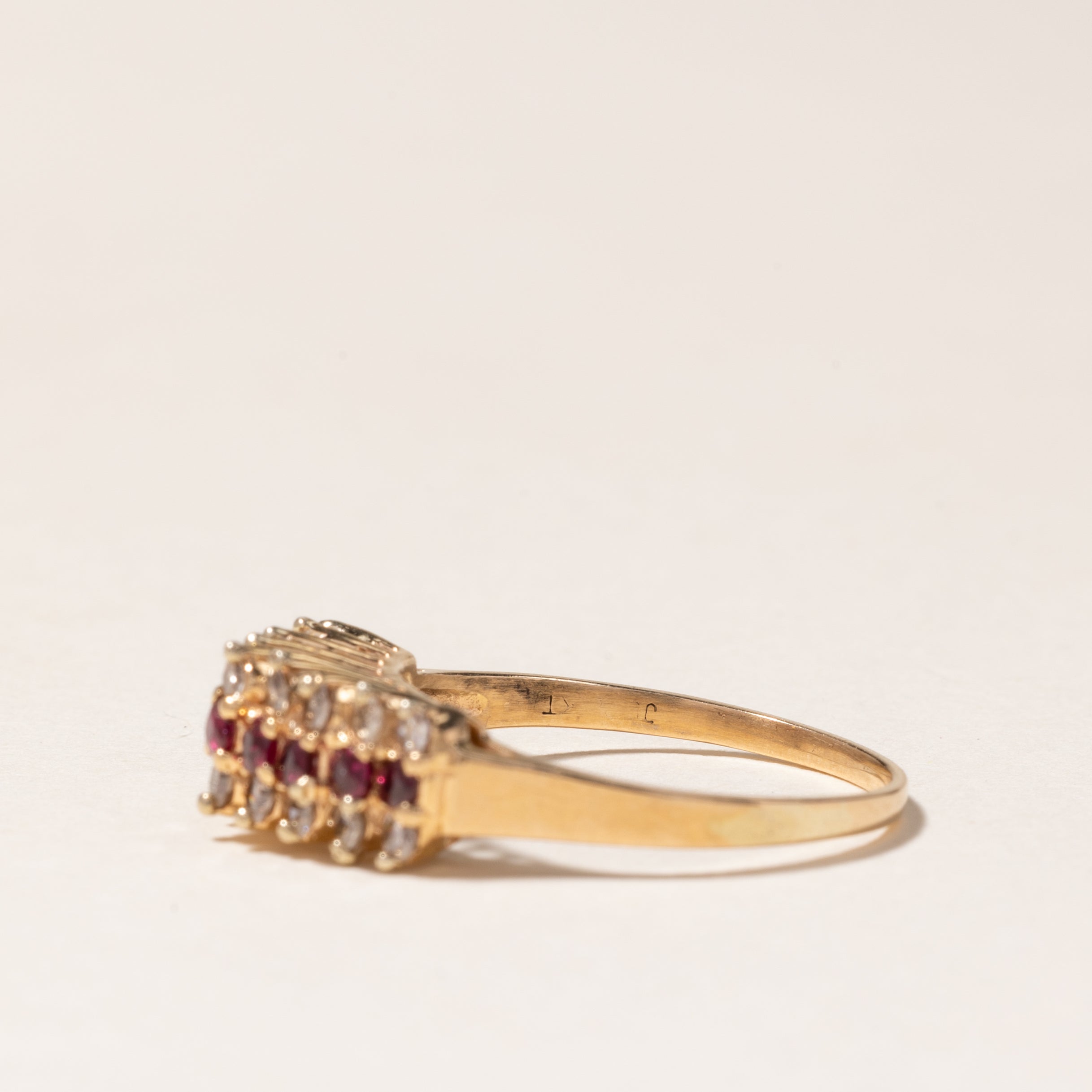 Bague trois rangs de rubis et diamants en or 10 carats | 0,18 ct et 0,31 ct au total | Taille 6,5
