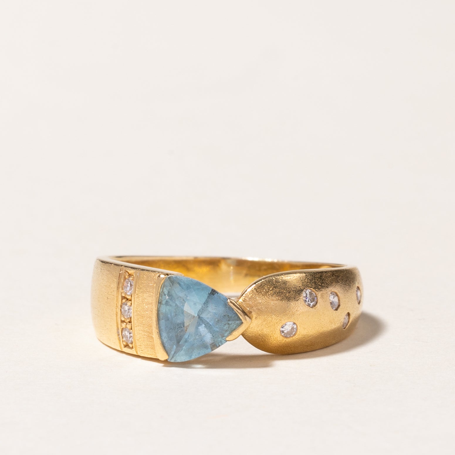 18K Aquamarine & Diamond Ring | 0.84ct, 0.12ctw | SZ 8