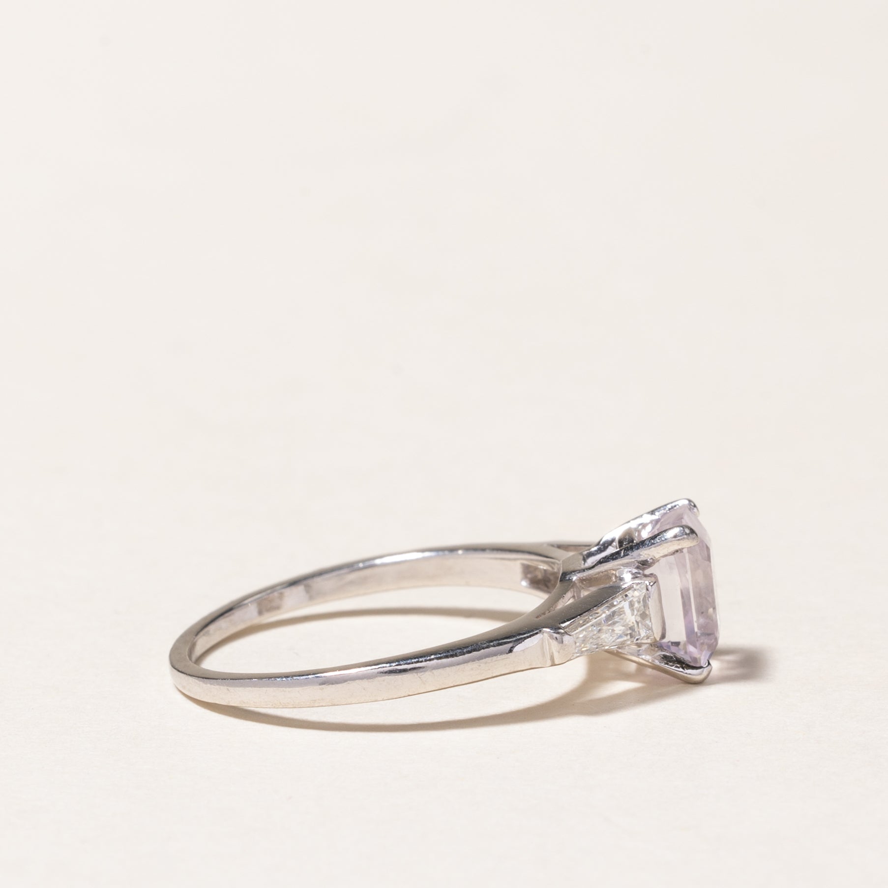 Bague en platine, saphir rose et diamants | 1,76 ct, 0,22 ct au total | Taille 6,25