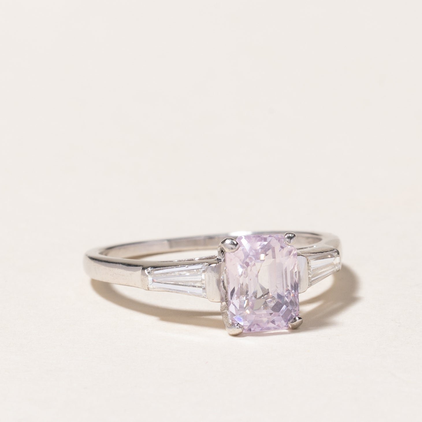 Bague en platine, saphir rose et diamants | 1,76 ct, 0,22 ct au total | Taille 6,25