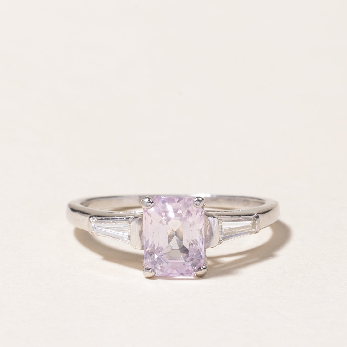 Bague en platine, saphir rose et diamants | 1,76 ct, 0,22 ct au total | Taille 6,25