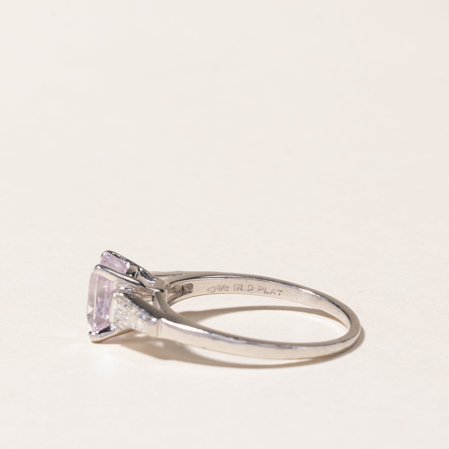 Bague en platine, saphir rose et diamants | 1,76 ct, 0,22 ct au total | Taille 6,25