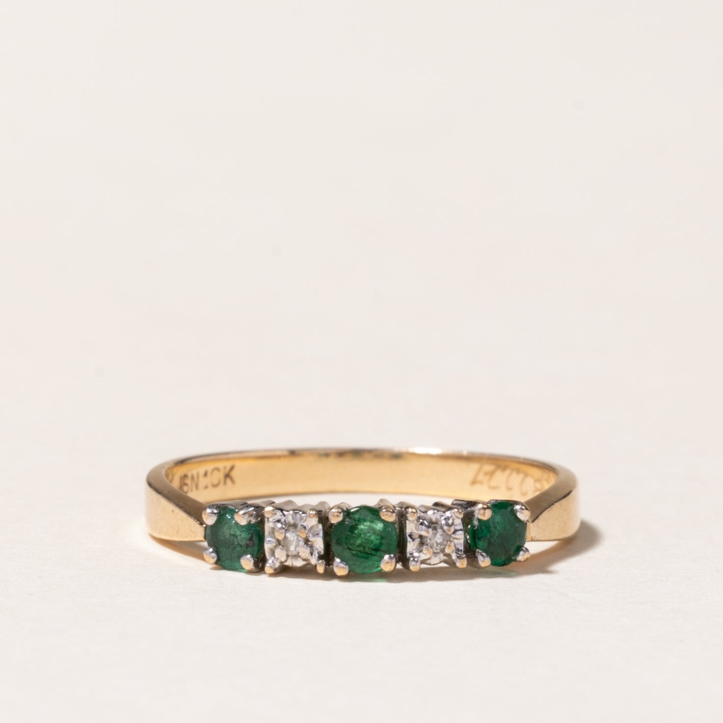 Bague cinq pierres en or 10 carats, émeraude et diamants | 0,14 ct au total, 0,01 ct au total | Taille 5,75