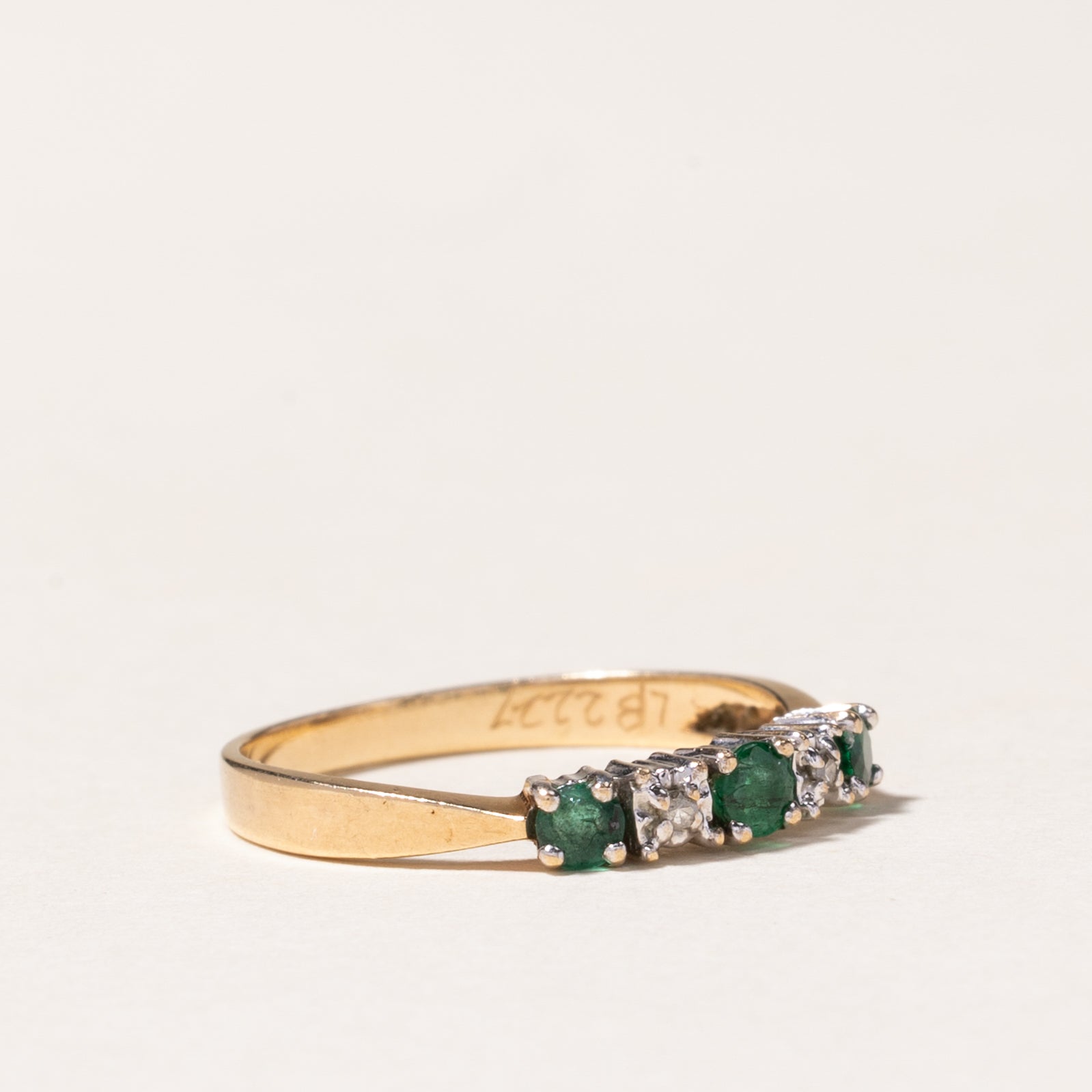 Bague cinq pierres en or 10 carats, émeraude et diamants | 0,14 ct au total, 0,01 ct au total | Taille 5,75