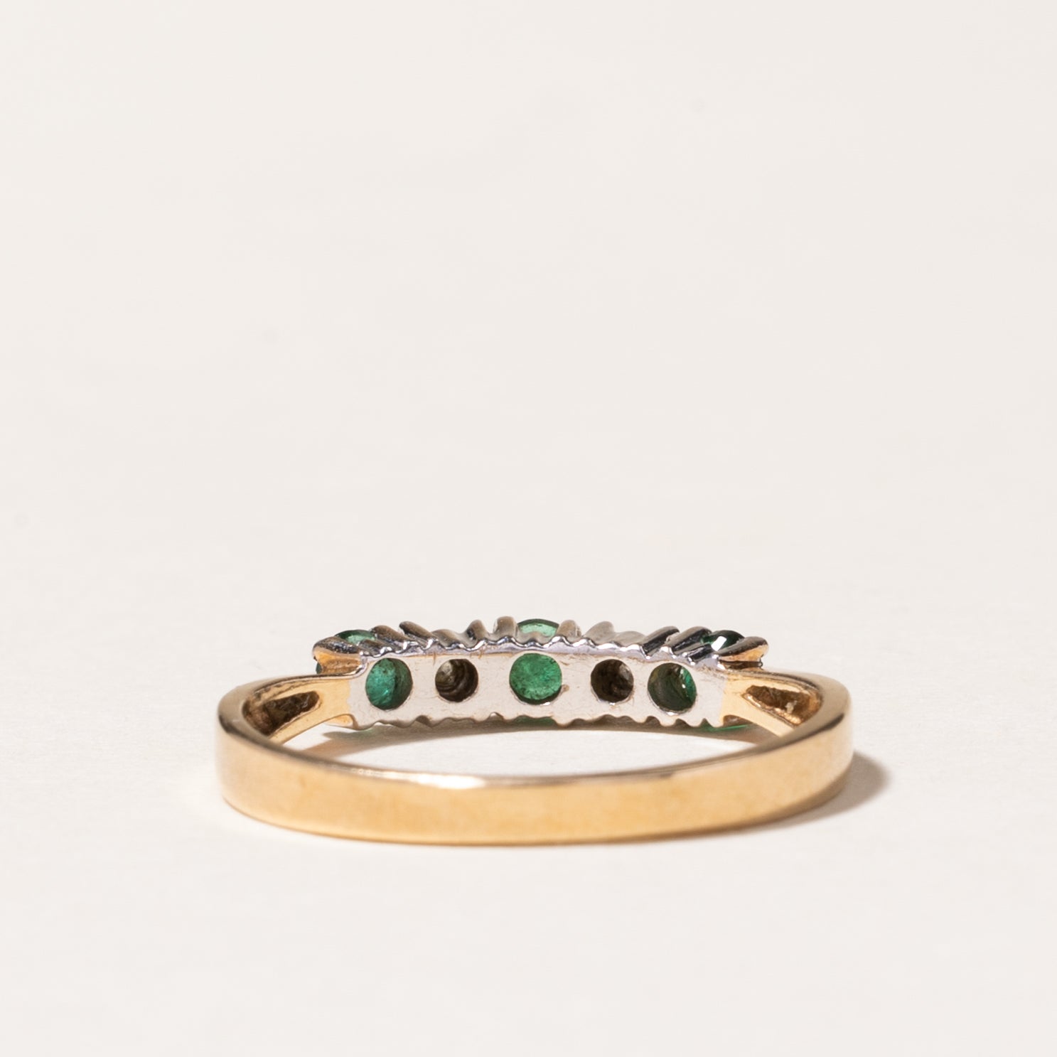 Bague cinq pierres en or 10 carats, émeraude et diamants | 0,14 ct au total, 0,01 ct au total | Taille 5,75