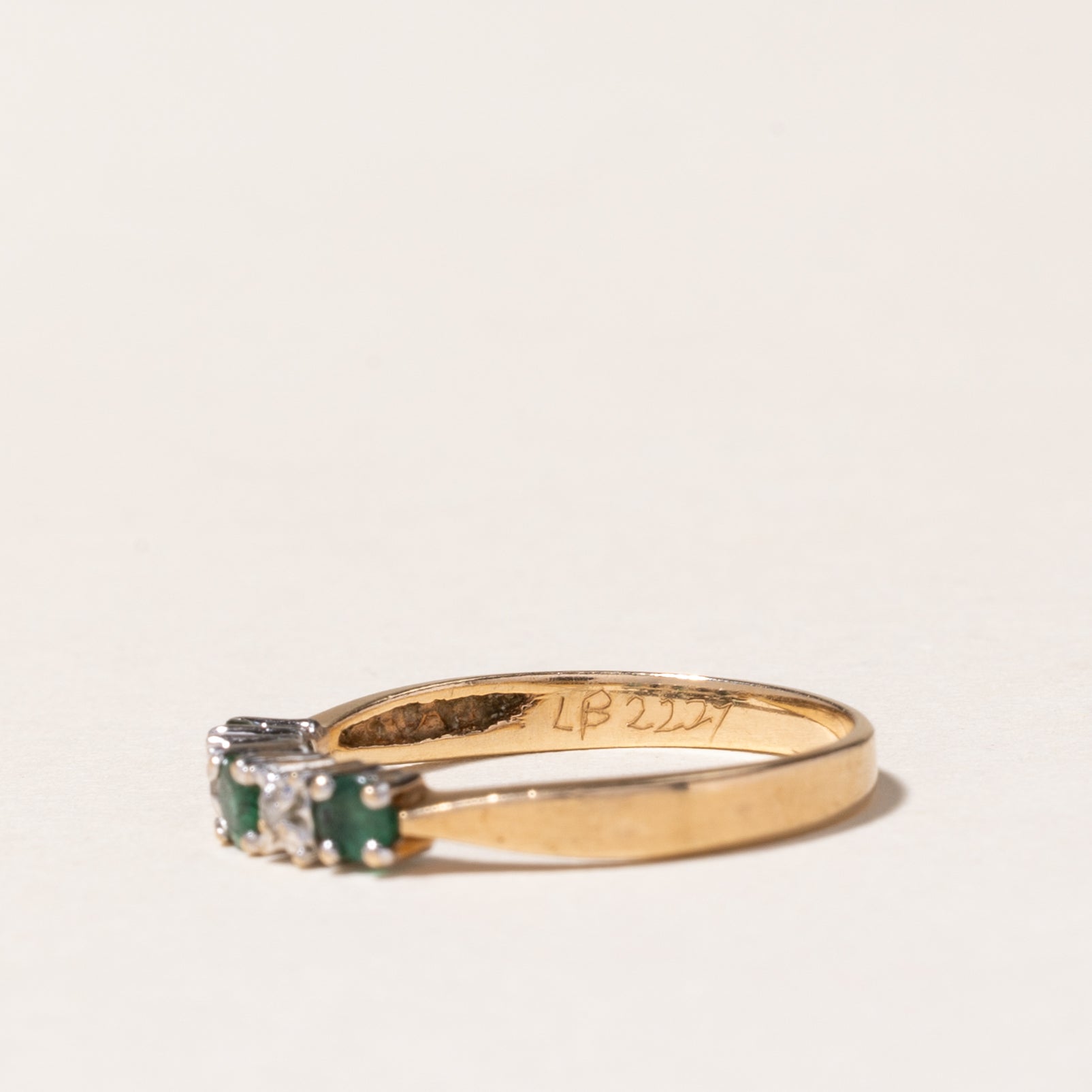 Bague cinq pierres en or 10 carats, émeraude et diamants | 0,14 ct au total, 0,01 ct au total | Taille 5,75