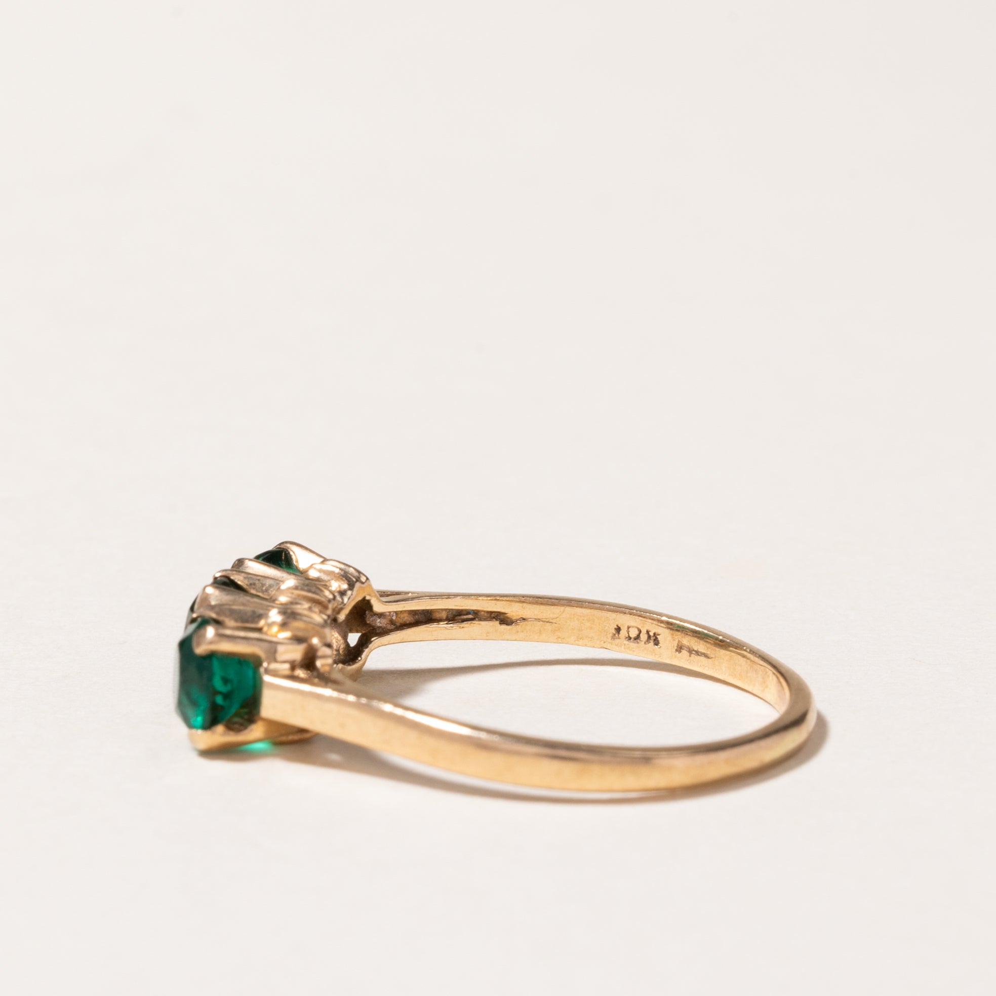 Bague trois pierres en or jaune 10 carats et verre vert | Taille 8,75