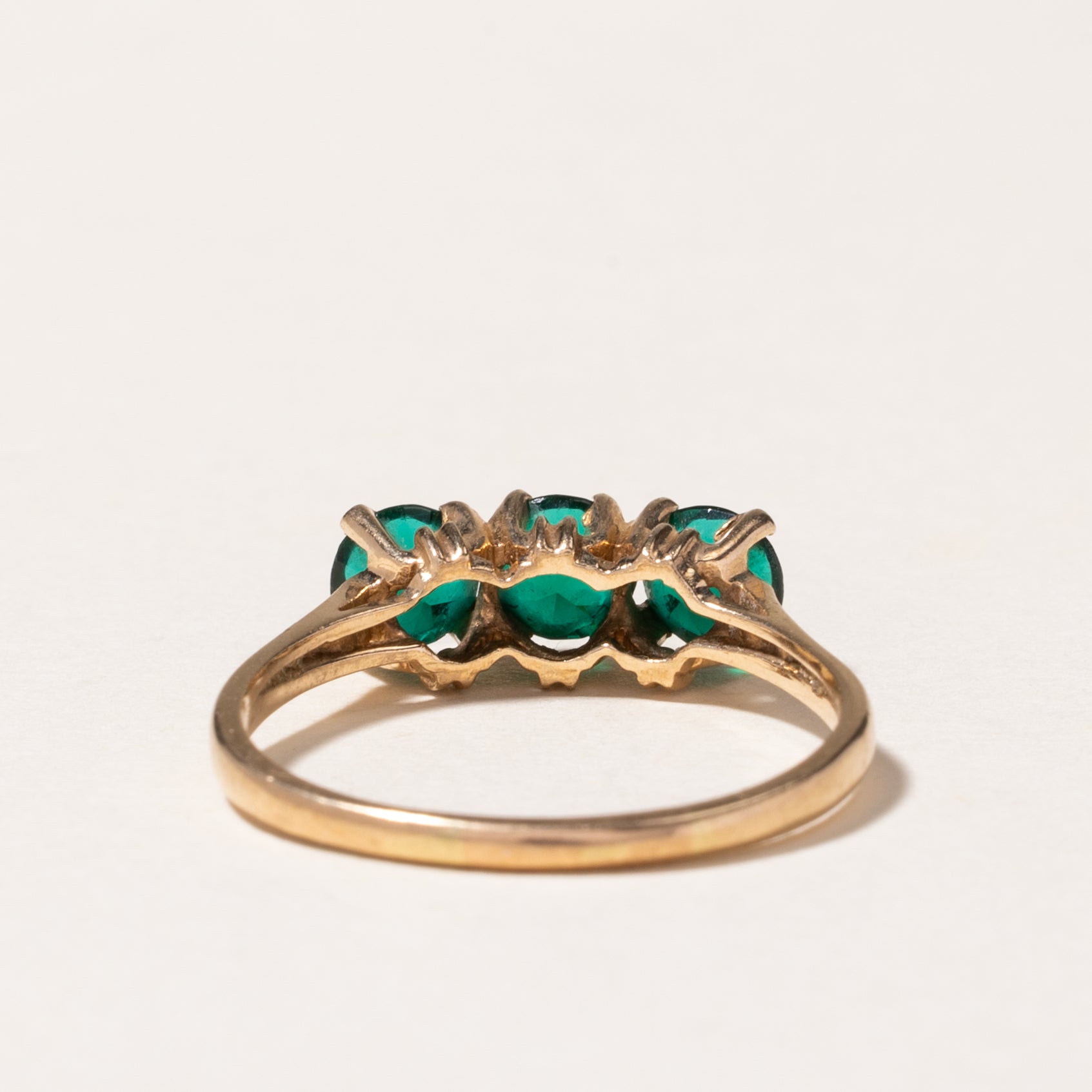 Bague trois pierres en or jaune 10 carats et verre vert | Taille 8,75