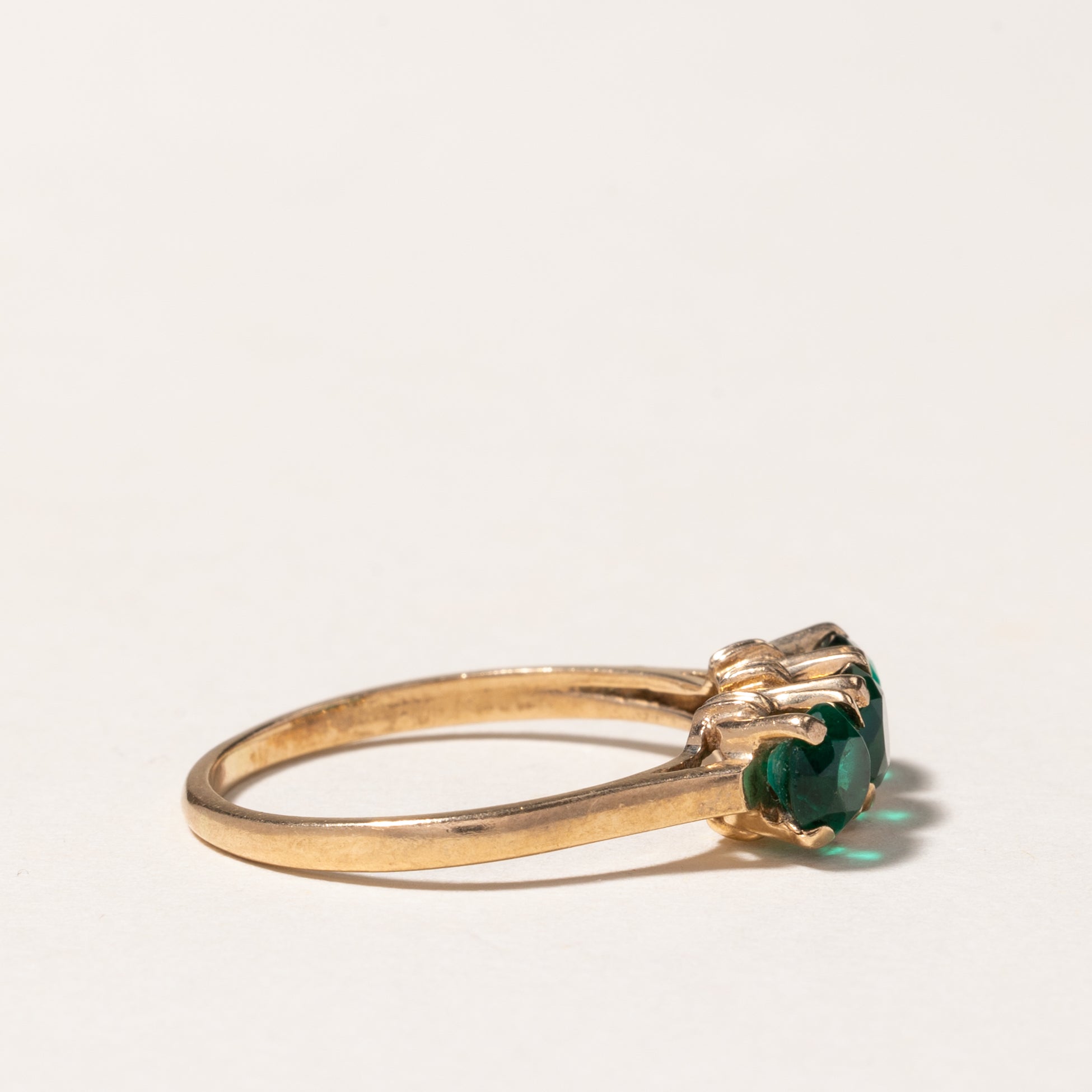 Bague trois pierres en or jaune 10 carats et verre vert | Taille 8,75