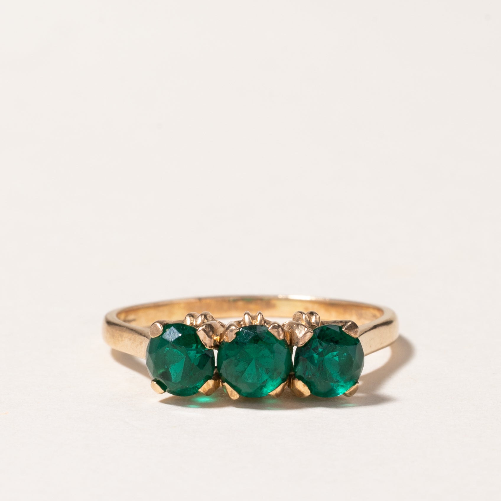 Bague trois pierres en or jaune 10 carats et verre vert | Taille 8,75