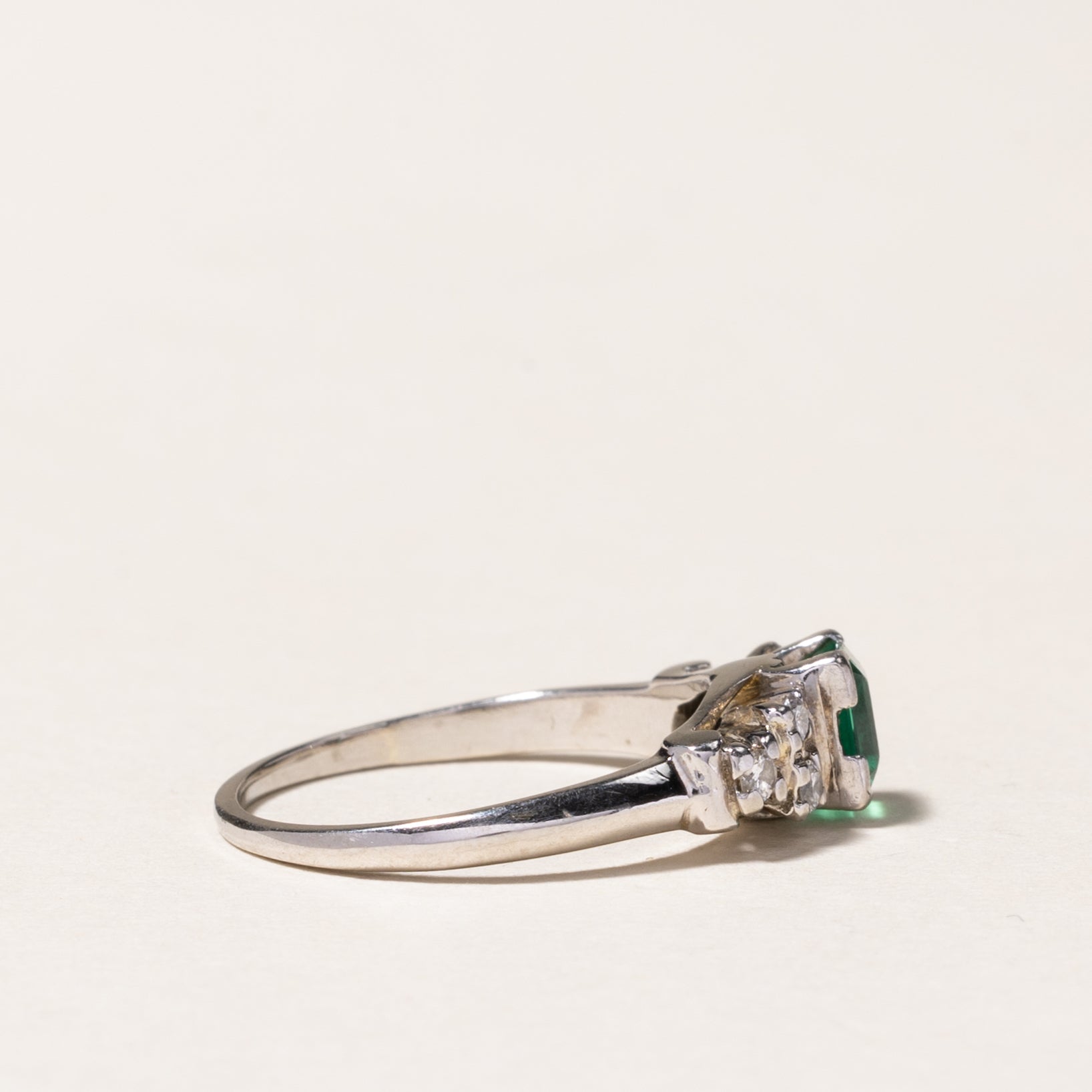 Bague en or blanc 10 carats, émeraude et diamants | 0,45 ct, 0,10 ct au total | Taille 5,25