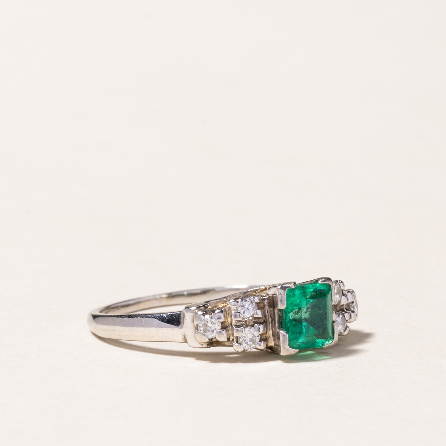 Bague en or blanc 10 carats, émeraude et diamants | 0,45 ct, 0,10 ct au total | Taille 5,25