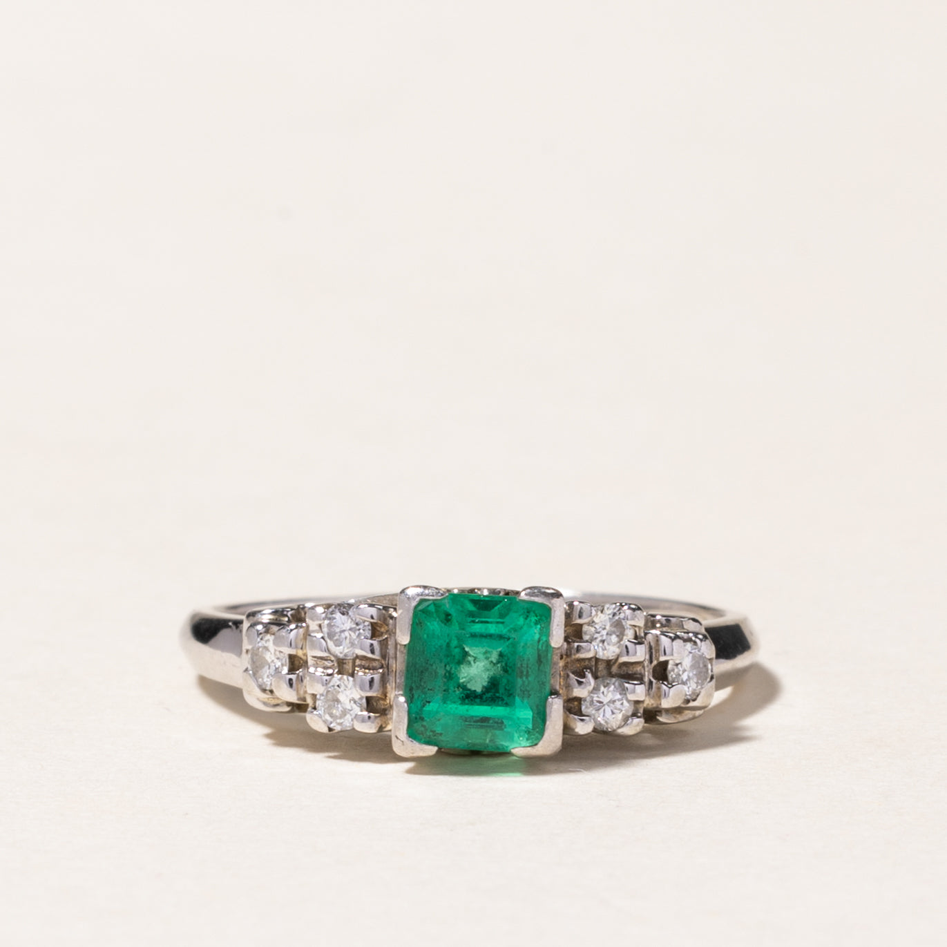 Bague en or blanc 10 carats, émeraude et diamants | 0,45 ct, 0,10 ct au total | Taille 5,25