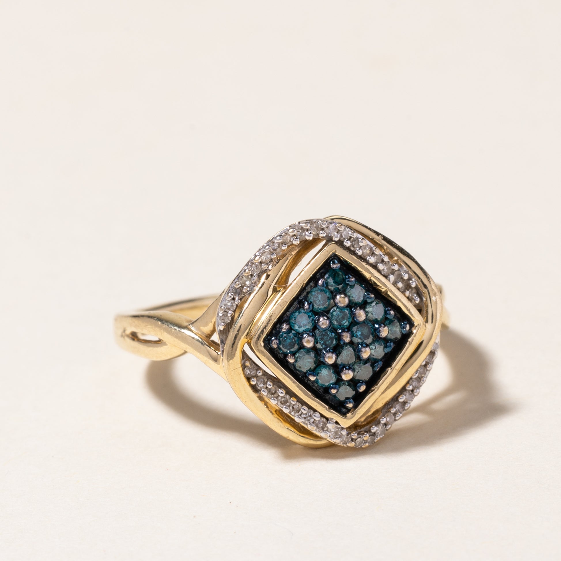 Bague en diamant bleu rehaussé | 0,32 ct, 0,19 ct | Taille 6,75
