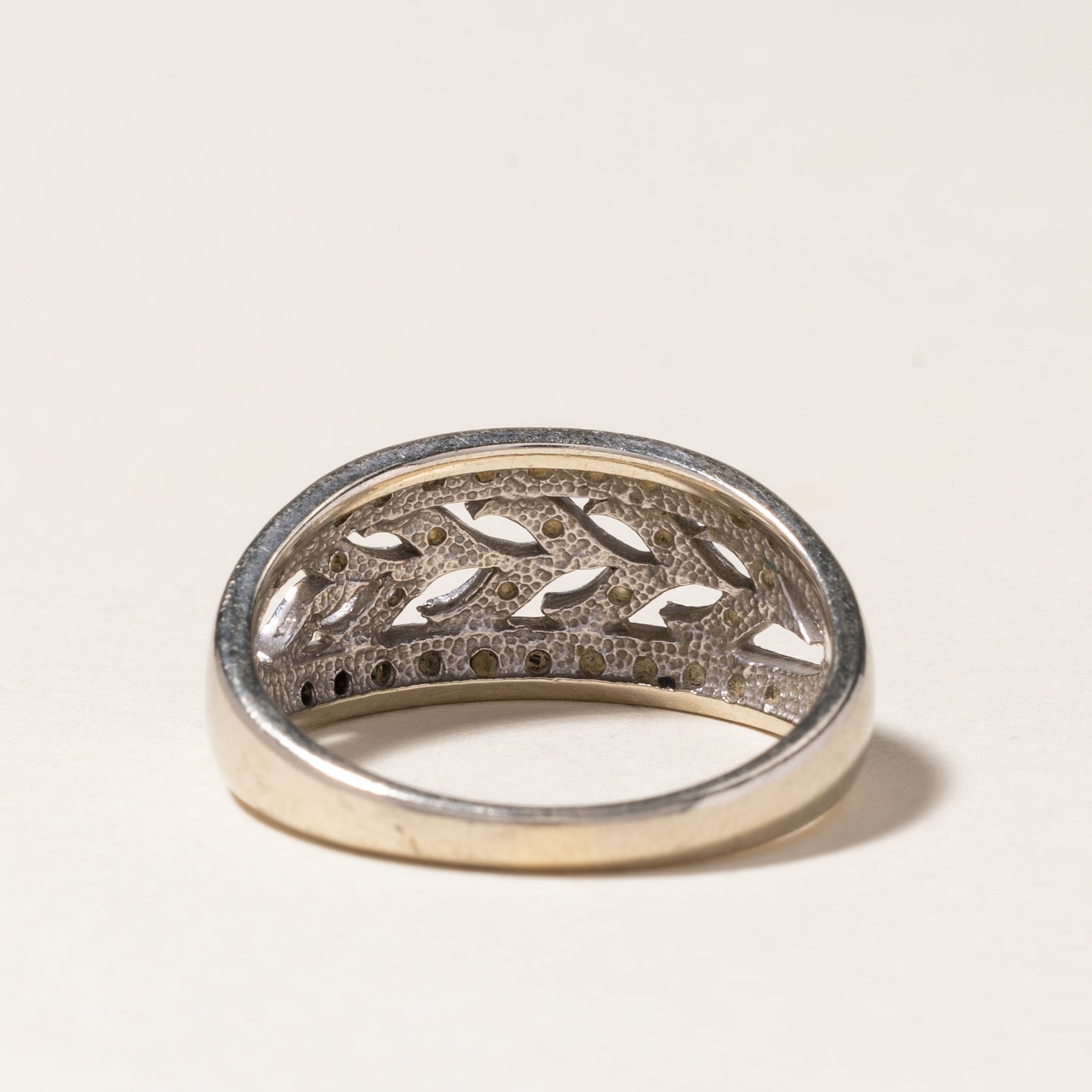 Bague en diamants noirs et blancs, motif de vigne feuillue | 0,22 ct, 0,05 ct | Taille 7,25