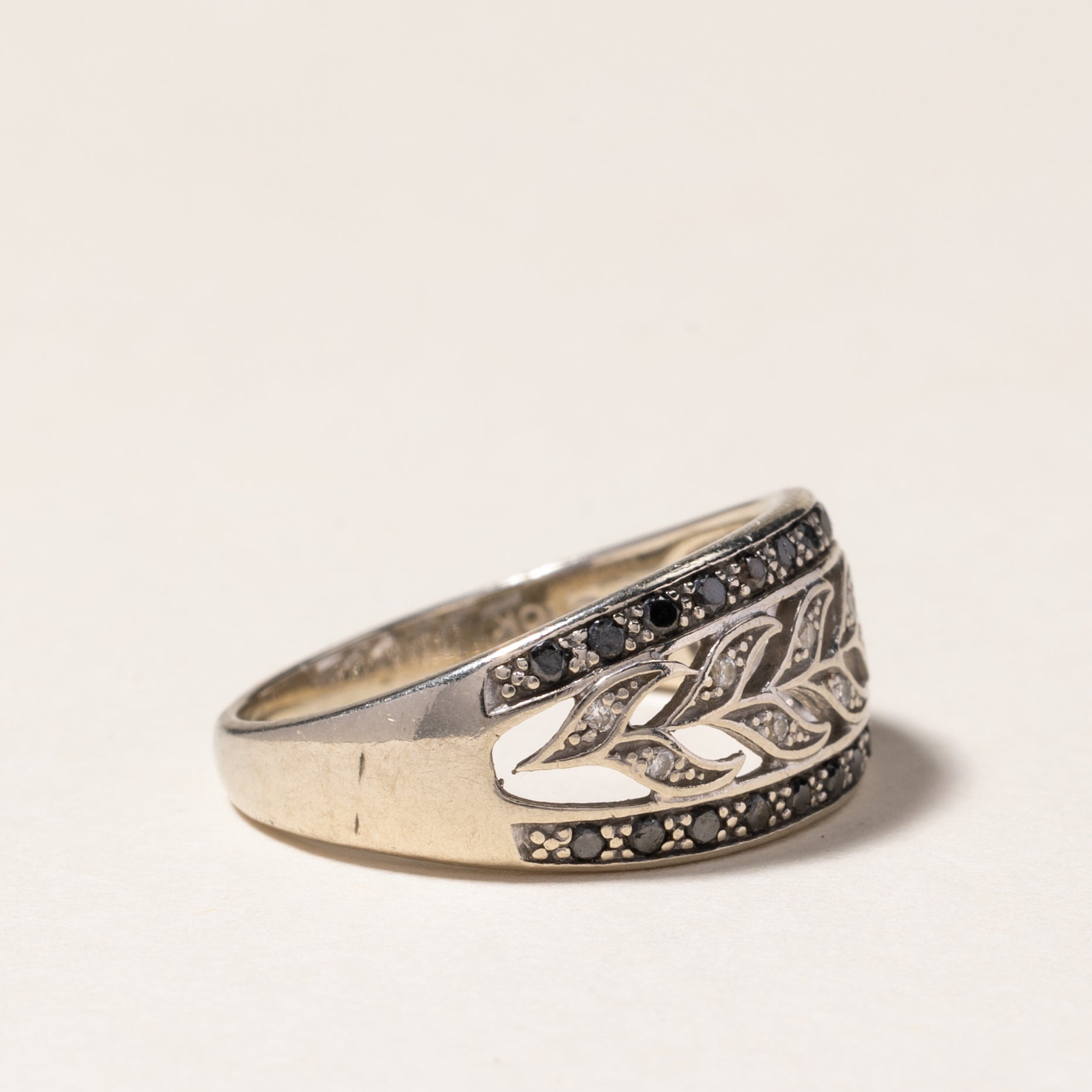 Bague en diamants noirs et blancs, motif de vigne feuillue | 0,22 ct, 0,05 ct | Taille 7,25