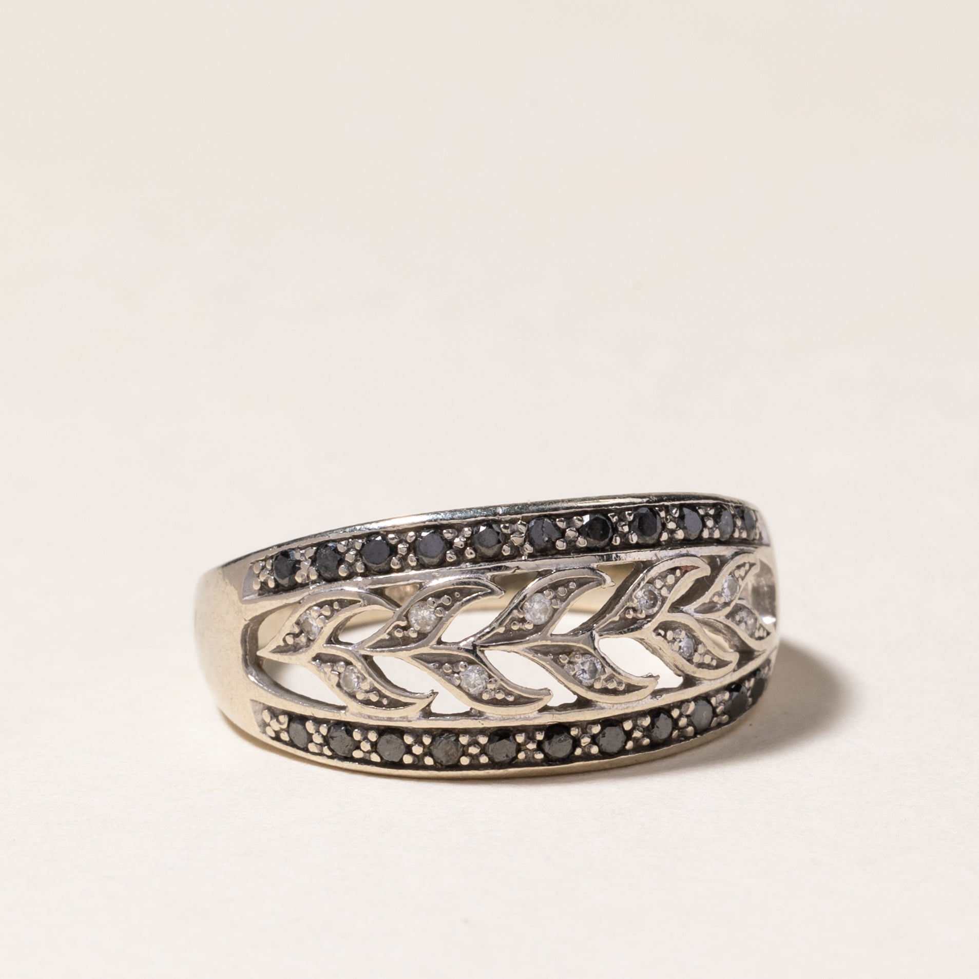 Bague en diamants noirs et blancs, motif de vigne feuillue | 0,22 ct, 0,05 ct | Taille 7,25