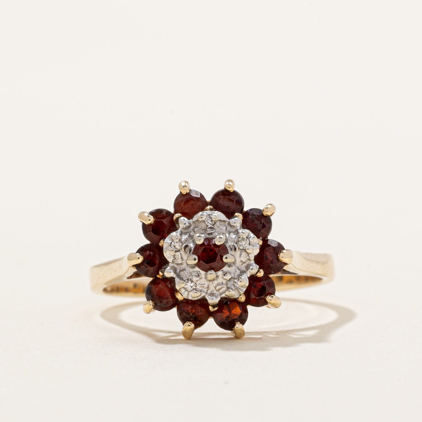 Bague cocktail grenat et diamants | 0,70 ct, 0,02 ct | Taille 6,5 |