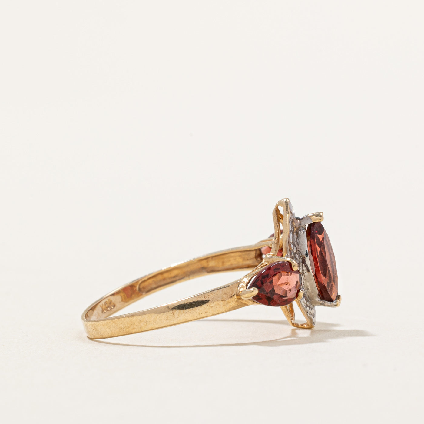 Bague cocktail en grenat et diamants | 1,58 ct, 0,01 ct | Taille 6,25 |