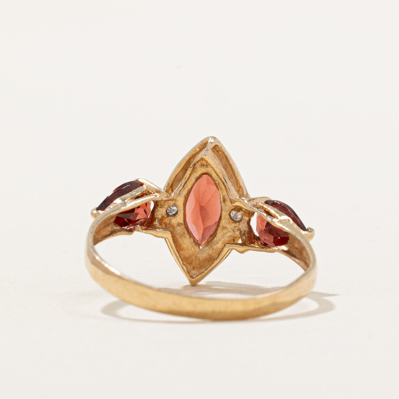 Bague cocktail en grenat et diamants | 1,58 ct, 0,01 ct | Taille 6,25 |