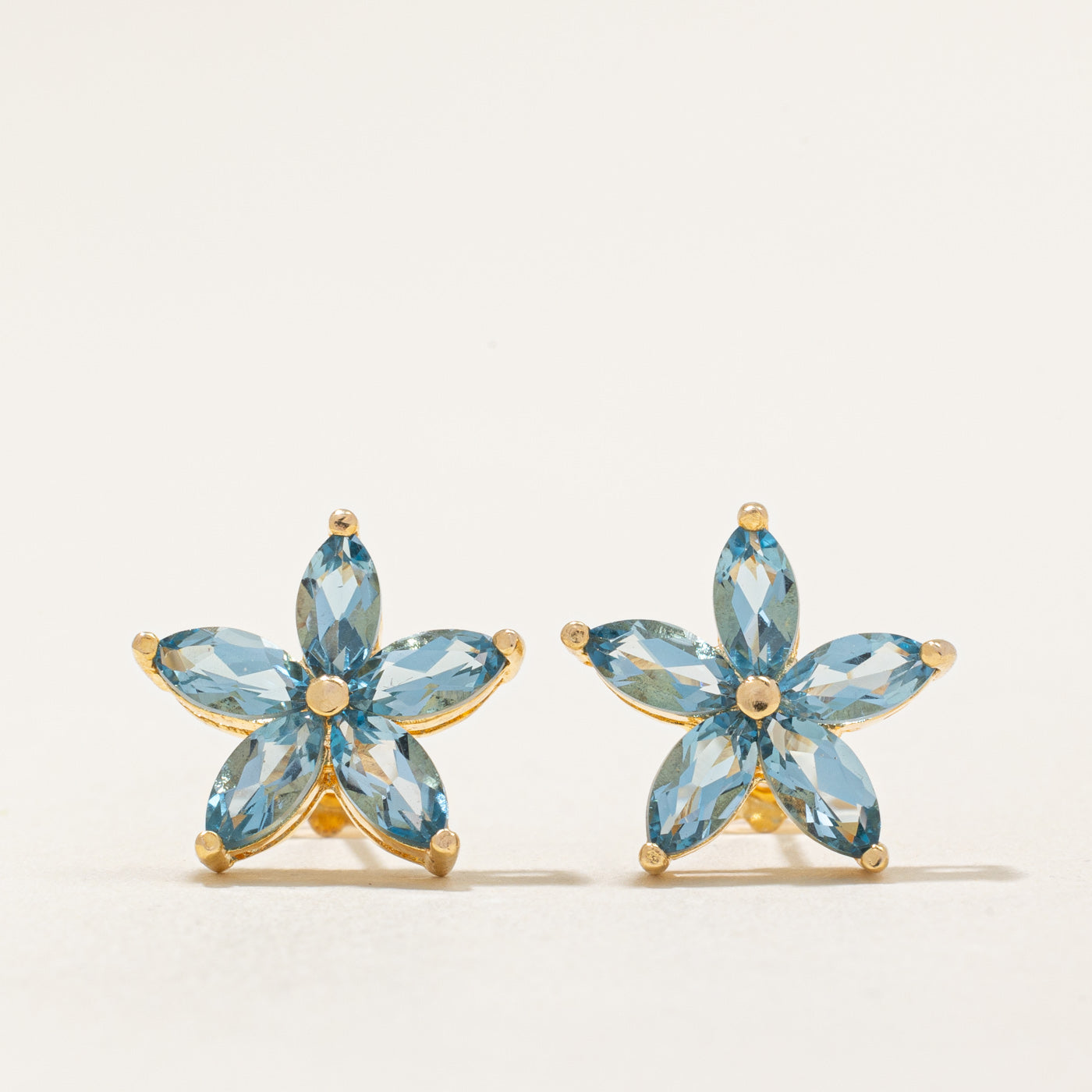 Boucles d'oreilles en topaze bleue en forme de fleur | 2,00 ct |