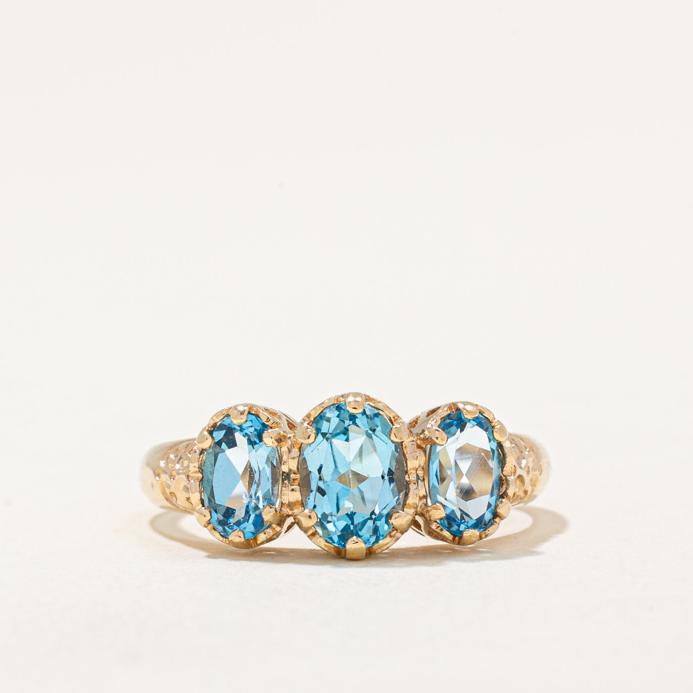 Bague trois pierres en topaze bleue | 1,90 ct | Taille 7,25 |