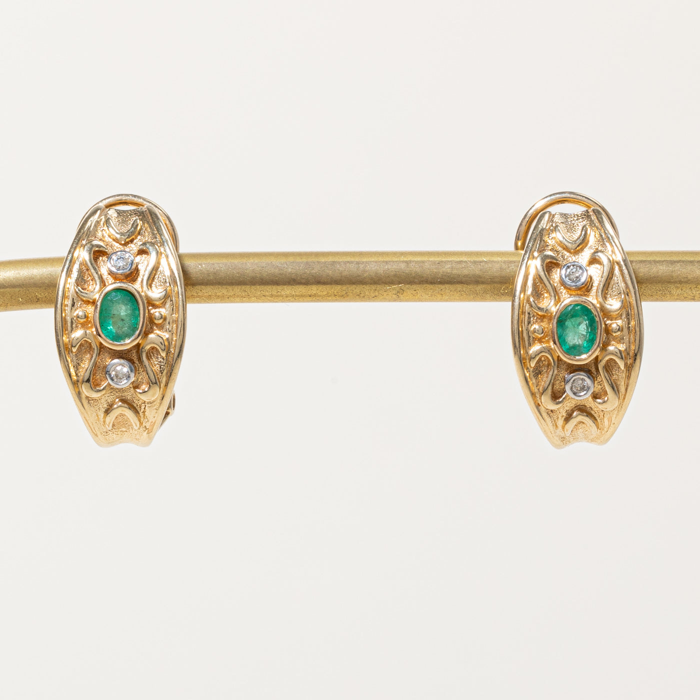 Boucles d'oreilles à clip en émeraude et diamants | 0,20 ct, 0,04 ct |