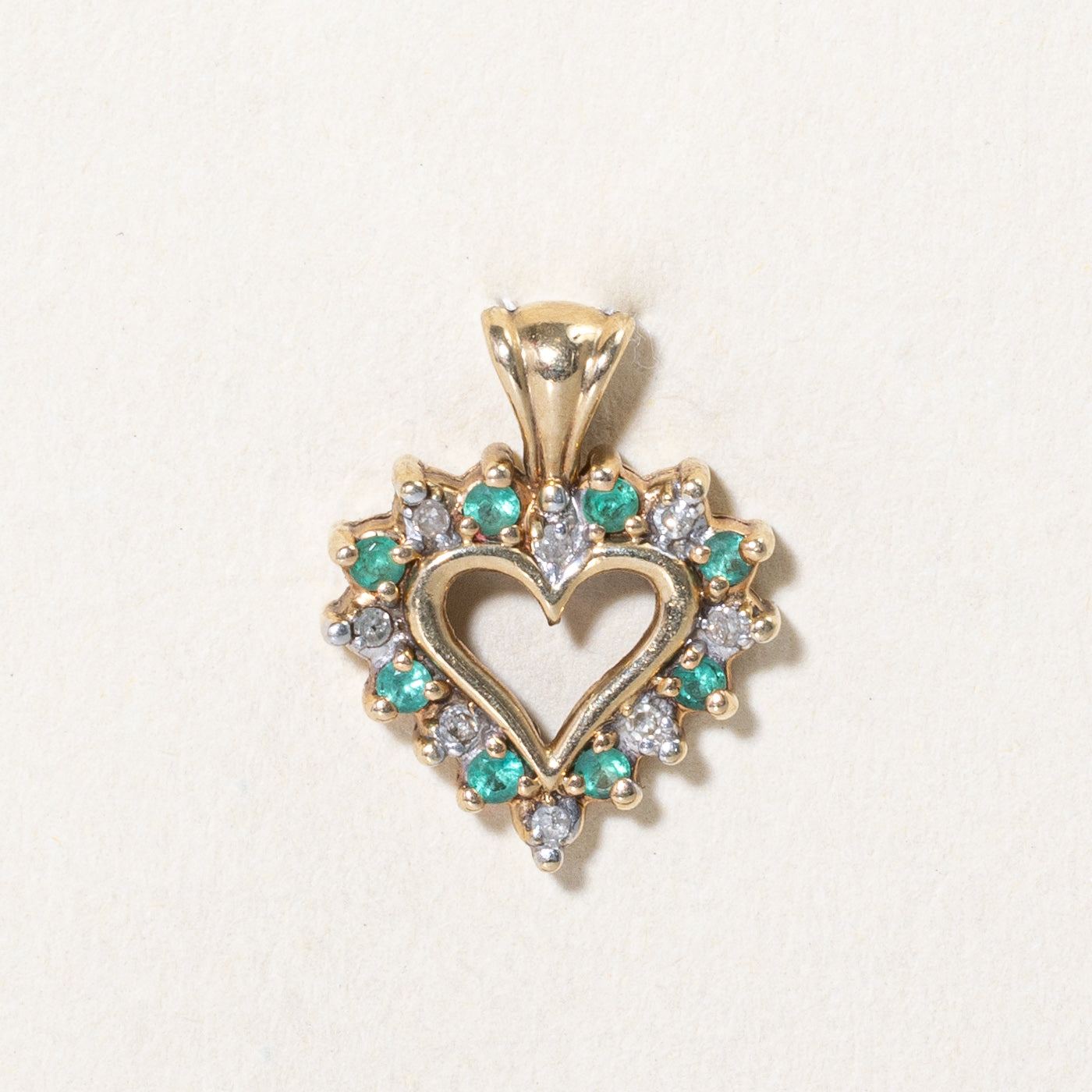 Pendentif cœur émeraude et diamants | 0,05 ct, 0,04 ct |