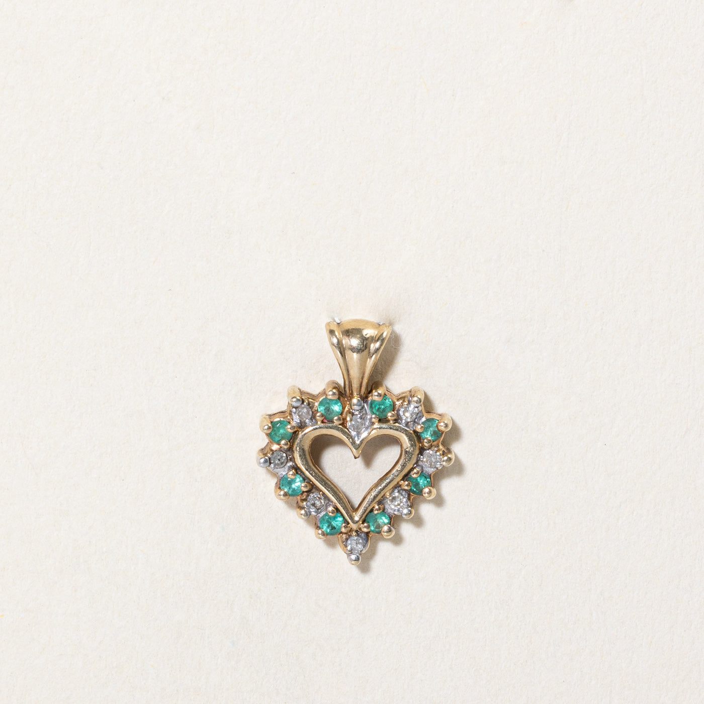 Pendentif cœur émeraude et diamants | 0,05 ct, 0,04 ct |