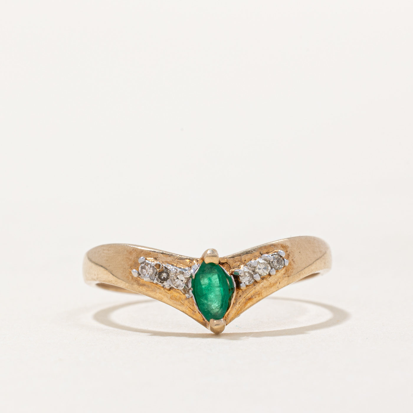 Bague chevron émeraude et diamants | 0,10 ct, 0,03 ct au total | Taille 7 |