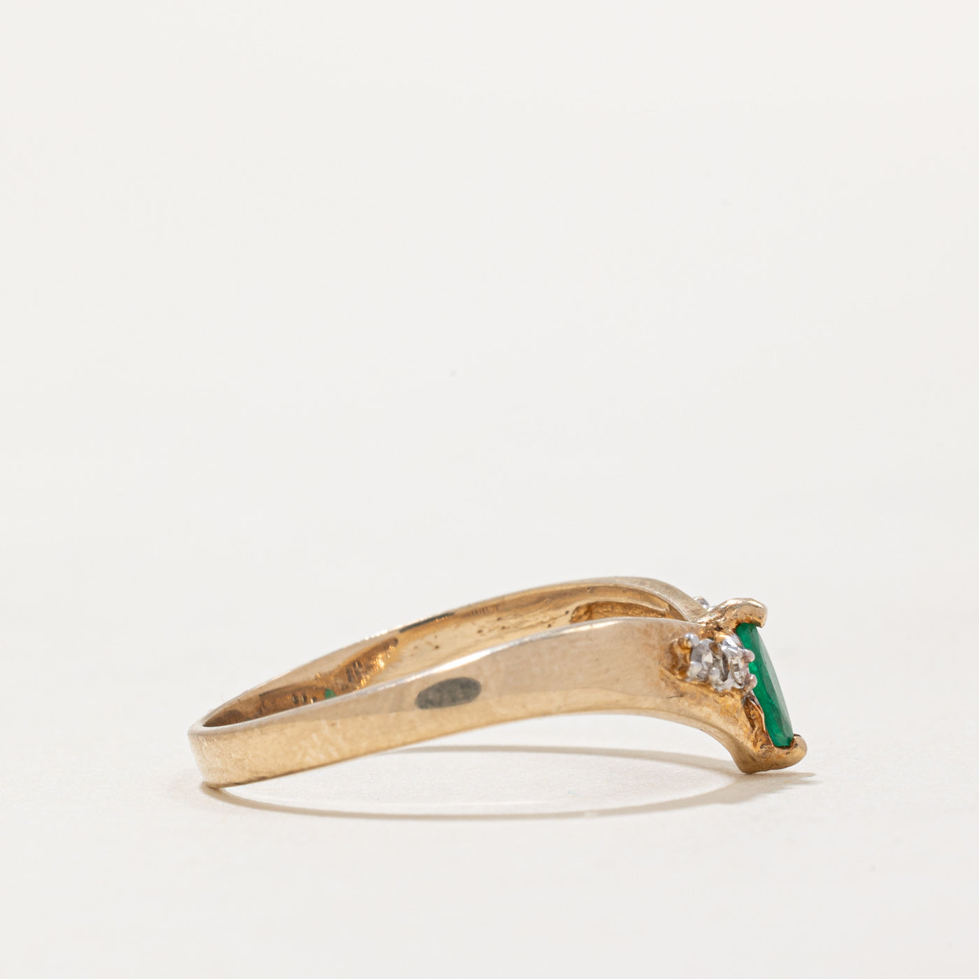 Bague chevron émeraude et diamants | 0,10 ct, 0,03 ct au total | Taille 7 |