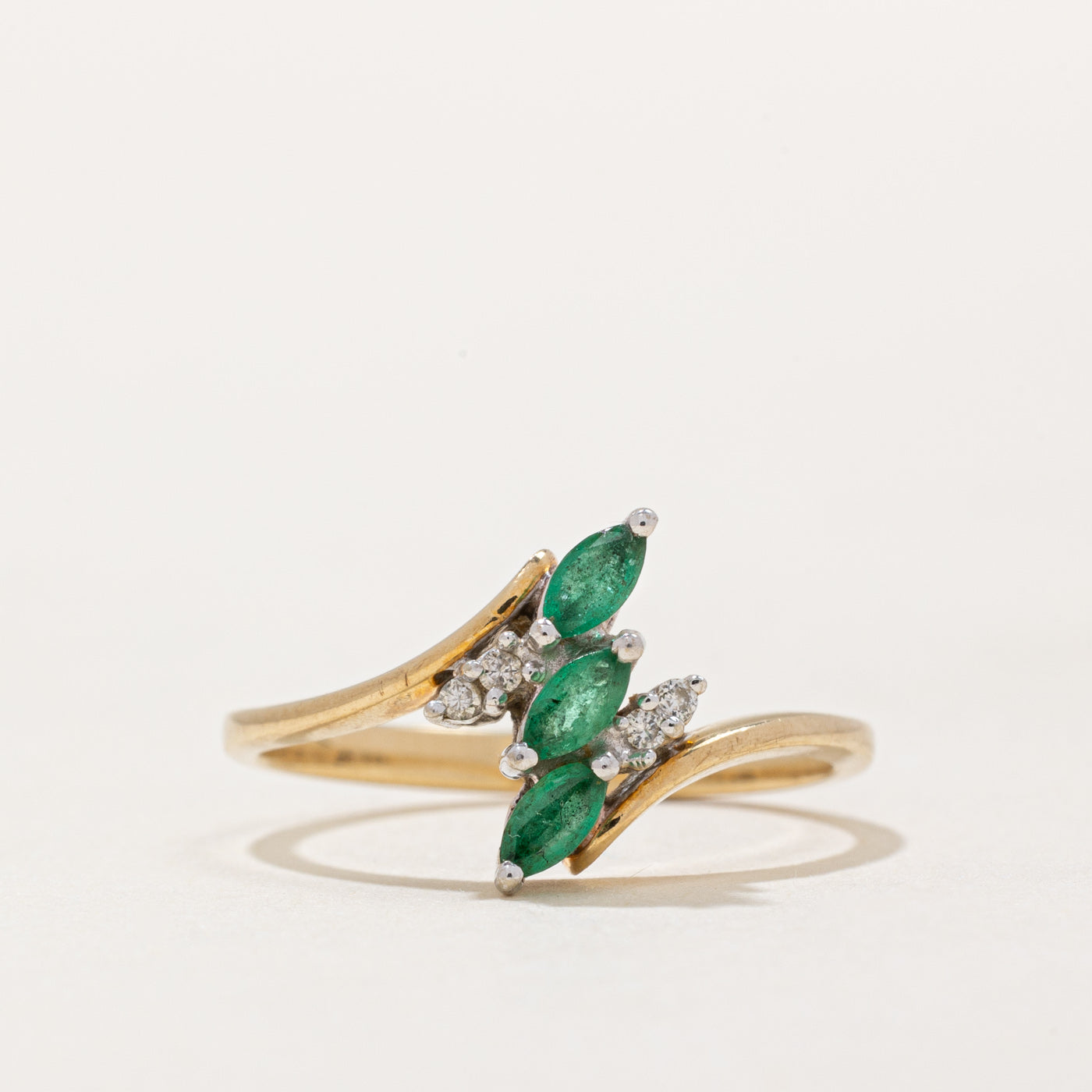 Bague contournée émeraude et diamant | 0,10 ct, 0,02 ct | Taille 6,5 |