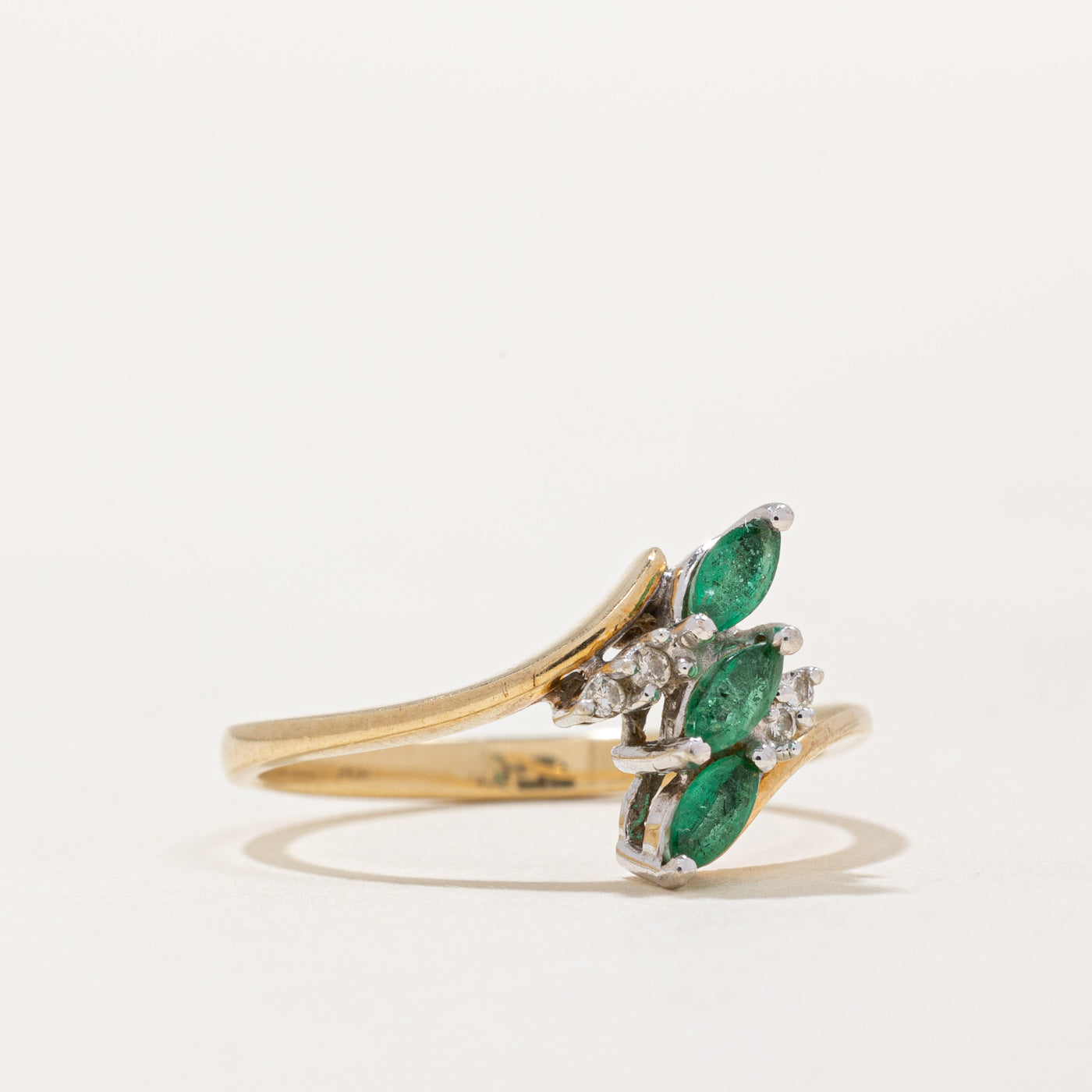 Bague contournée émeraude et diamant | 0,10 ct, 0,02 ct | Taille 6,5 |
