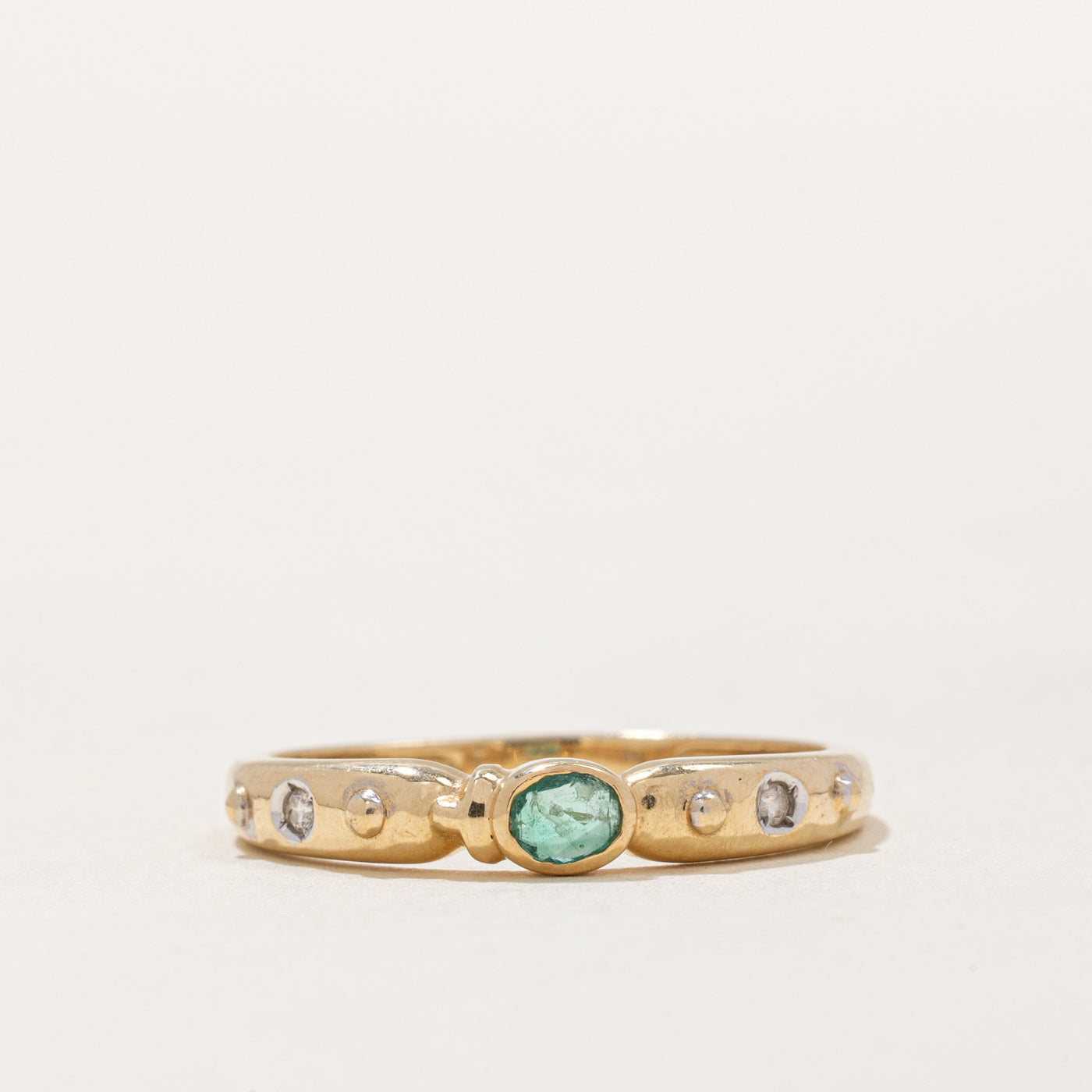 Bague sertie clos d'une émeraude et de diamants | 0,07 ct, 0,02 ct au total | Taille 7,25 |