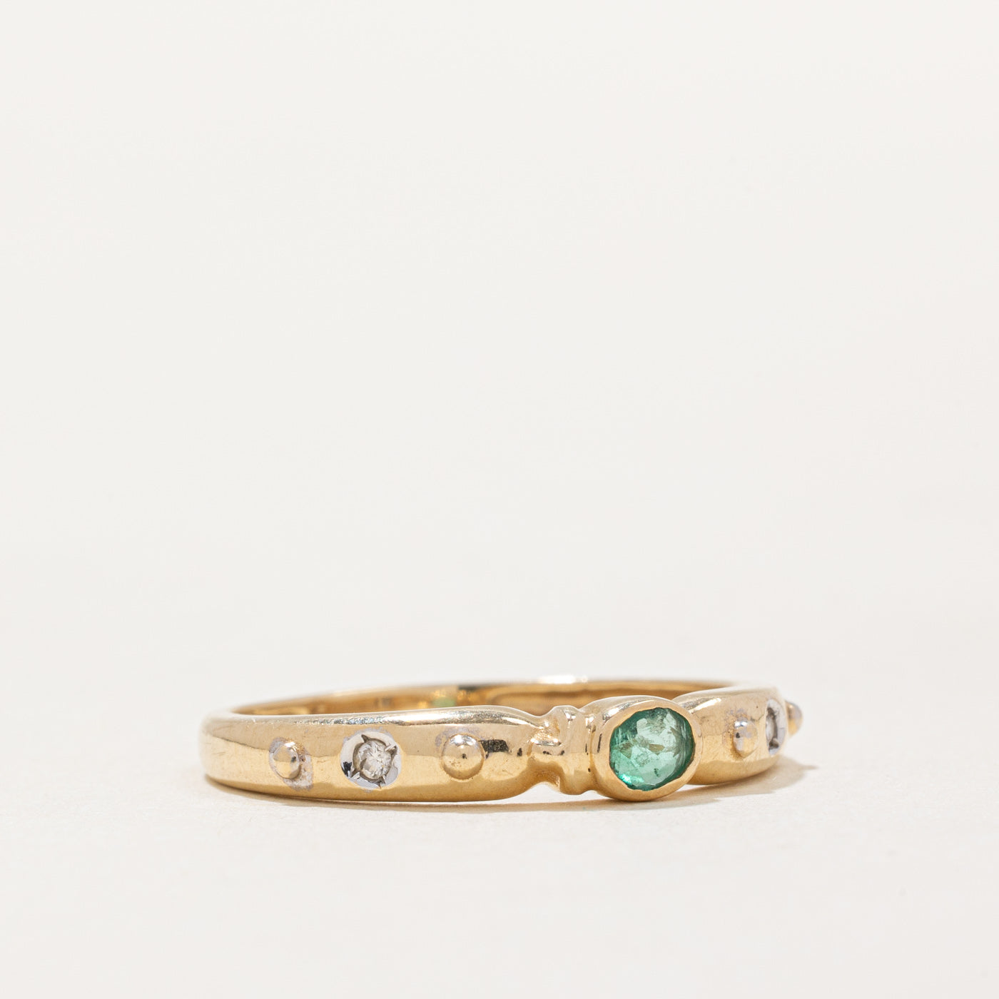 Bague sertie clos d'une émeraude et de diamants | 0,07 ct, 0,02 ct au total | Taille 7,25 |