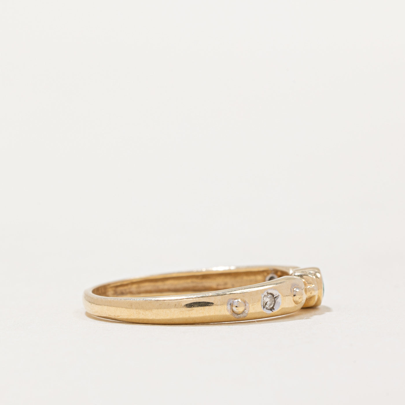 Bague sertie clos d'une émeraude et de diamants | 0,07 ct, 0,02 ct au total | Taille 7,25 |