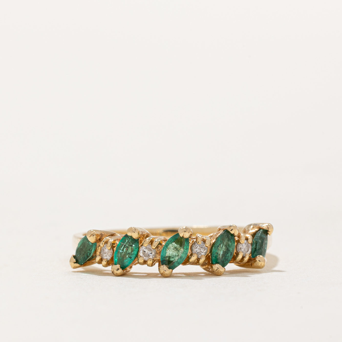 Bague cinq pierres : émeraudes et diamants | 0,18 ct, 0,06 ct | Taille 7,5 |