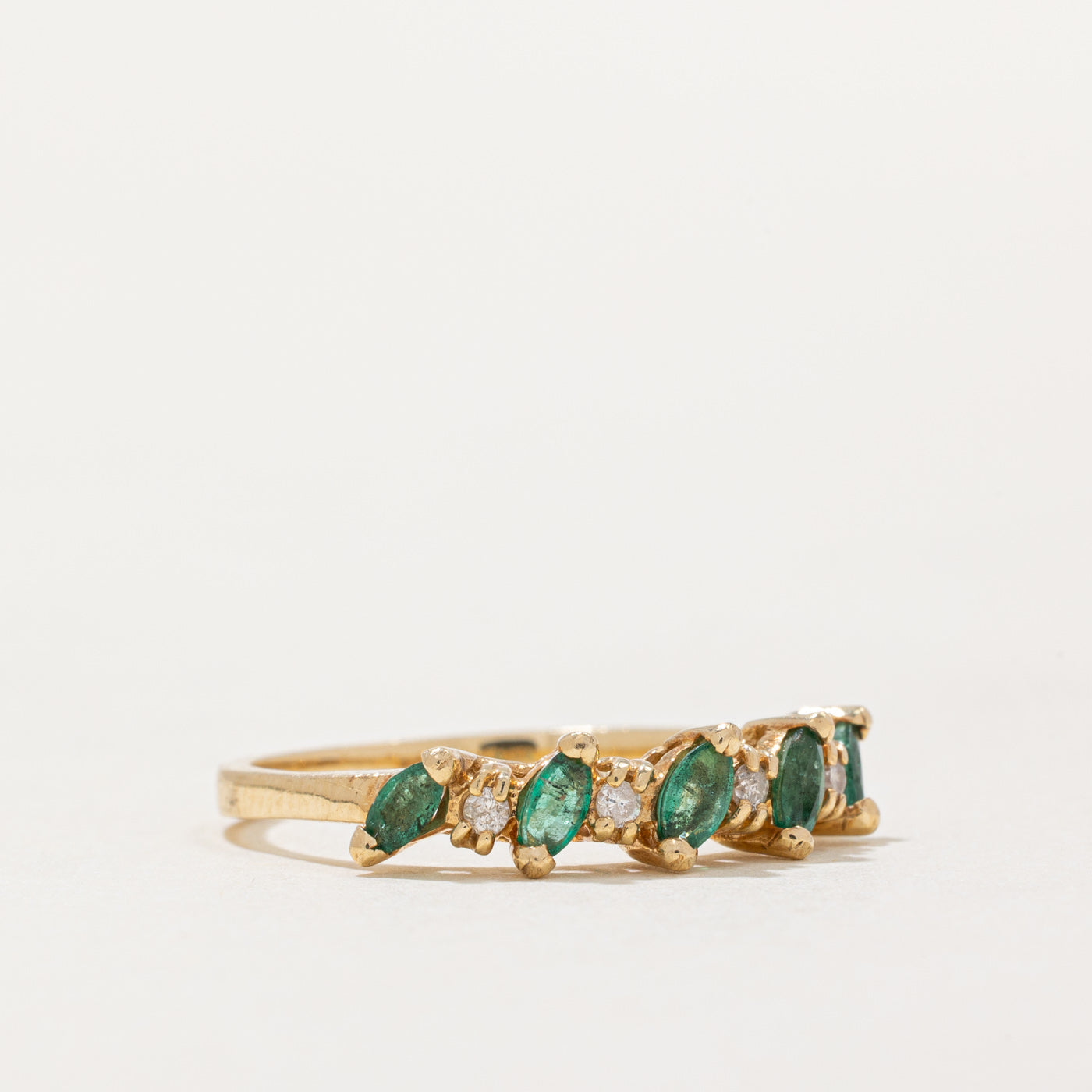 Bague cinq pierres : émeraudes et diamants | 0,18 ct, 0,06 ct | Taille 7,5 |