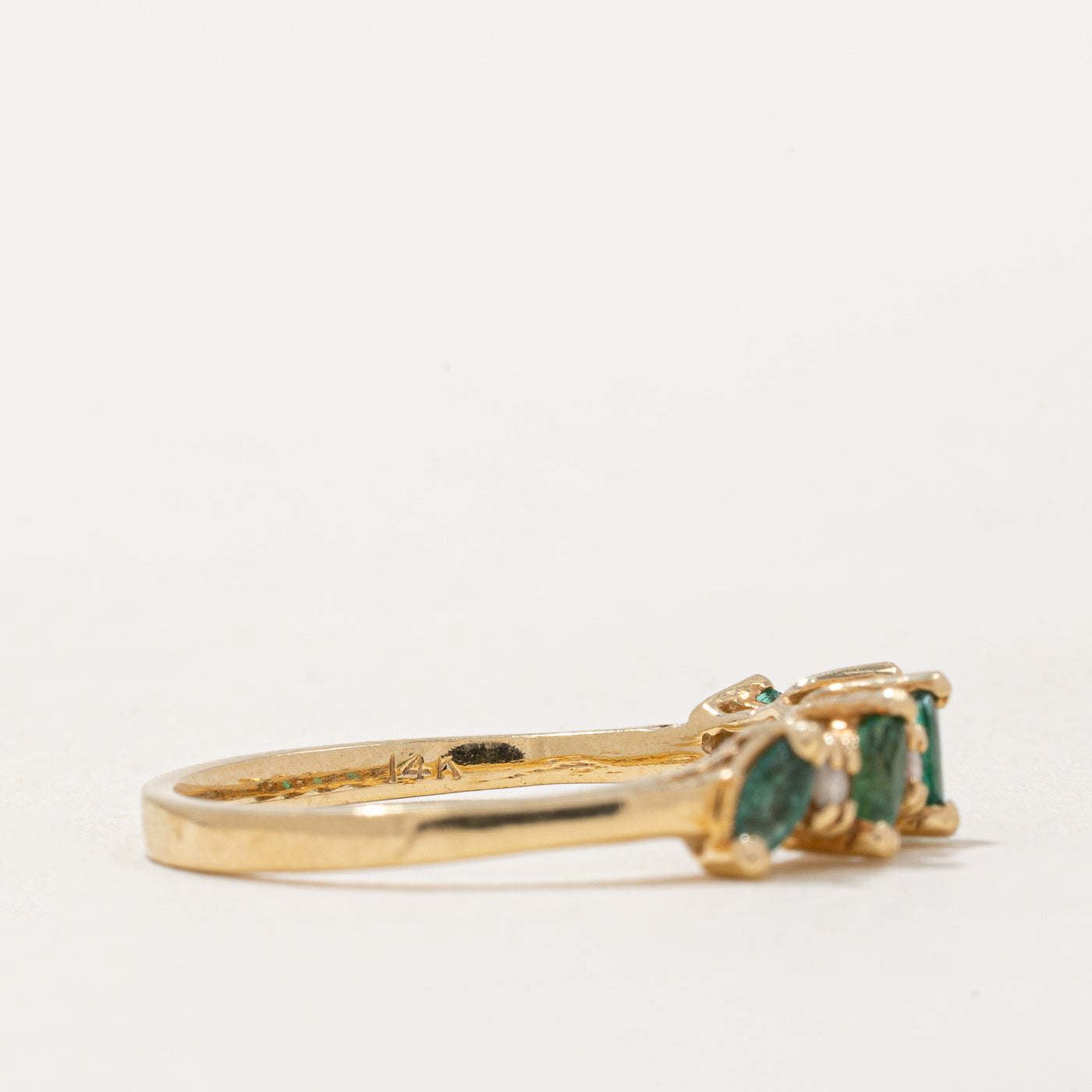 Bague cinq pierres : émeraudes et diamants | 0,18 ct, 0,06 ct | Taille 7,5 |