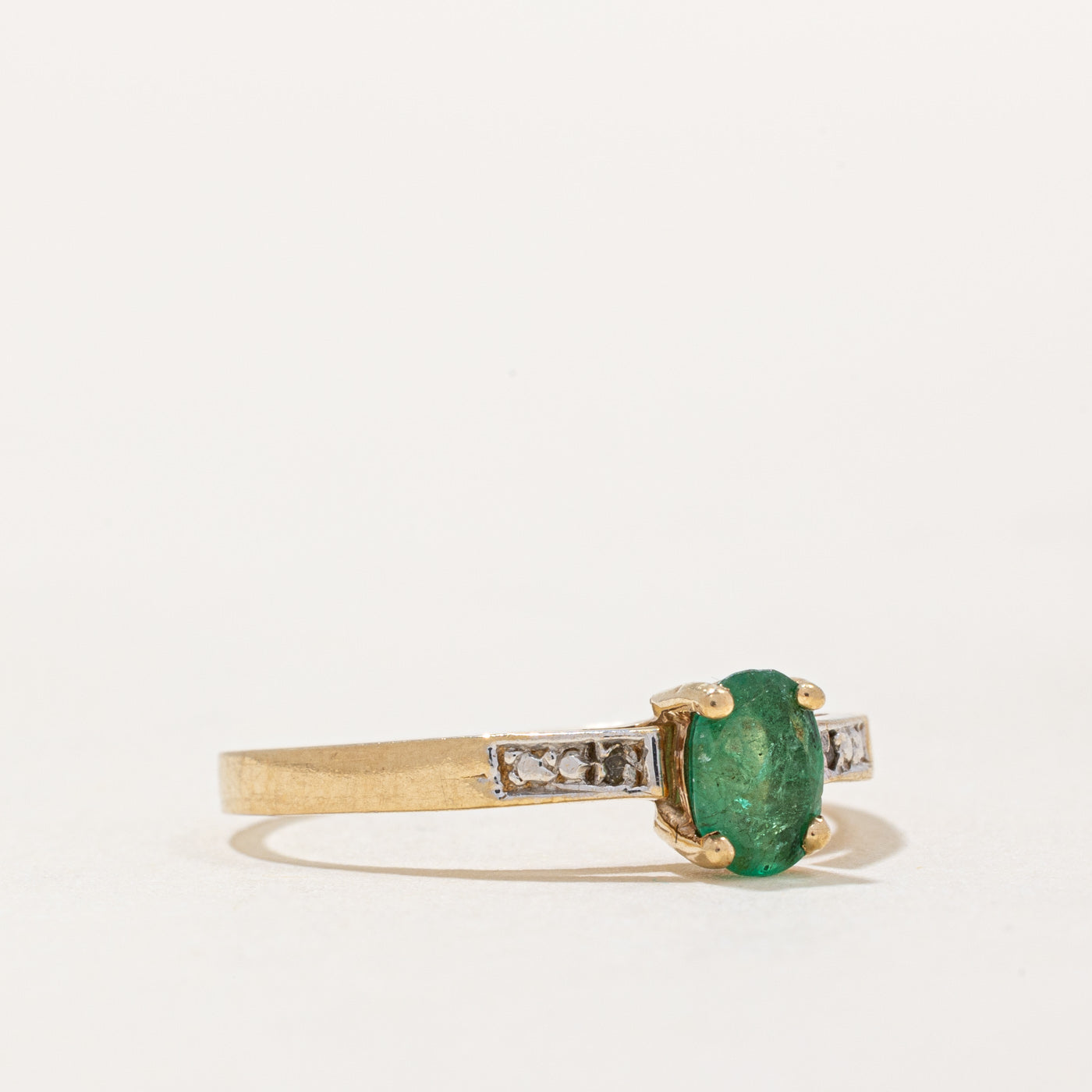 Oval Cut Emerald & Diamond Ring | 0.30ct, 0.01ctw | SZ 6.25 |