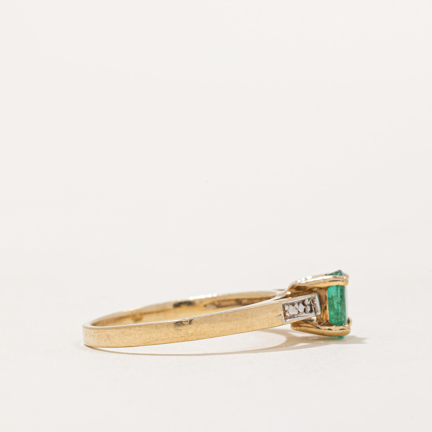 Oval Cut Emerald & Diamond Ring | 0.30ct, 0.01ctw | SZ 6.25 |