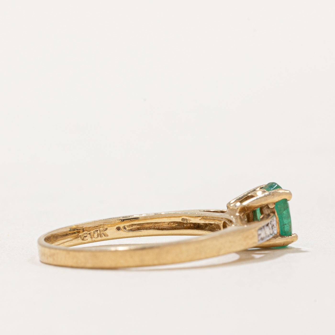 Oval Cut Emerald & Diamond Ring | 0.30ct, 0.01ctw | SZ 6.25 |