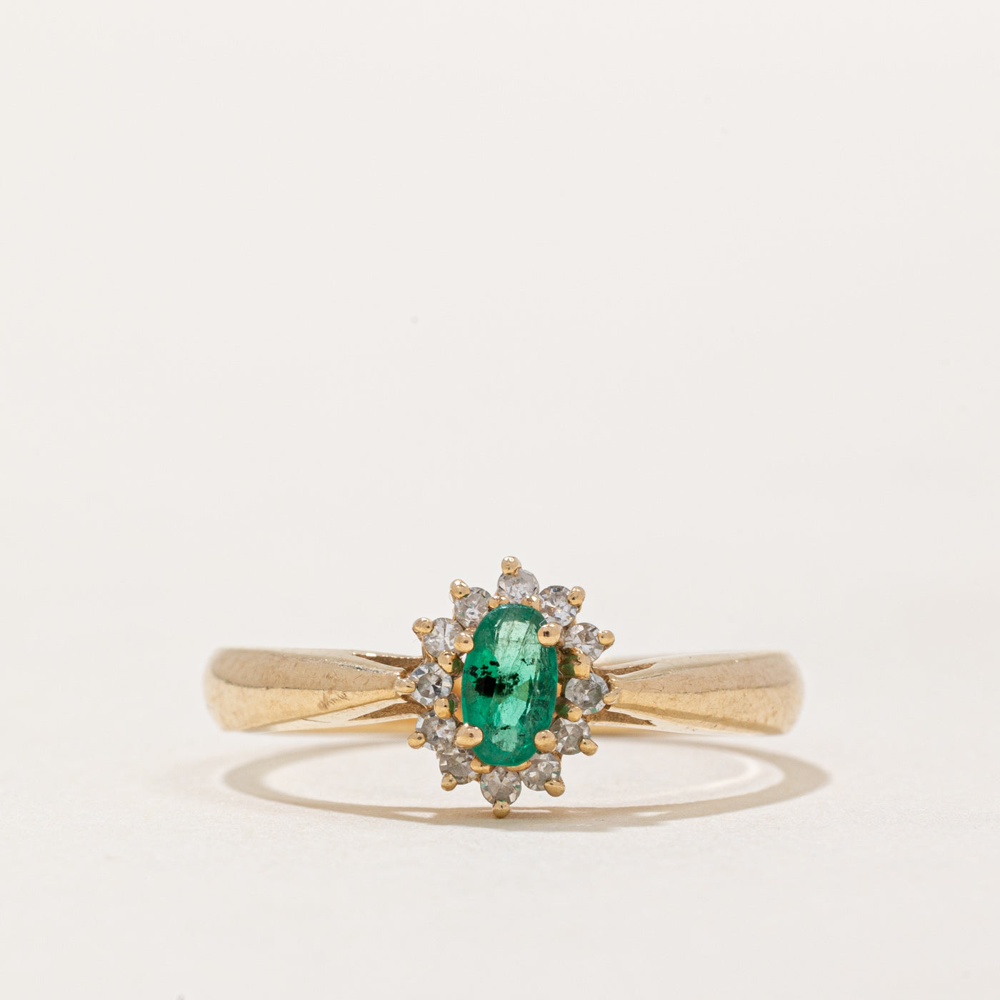Bague conique inversée avec halo d'émeraudes et de diamants | 0,12 ct, 0,10 ct au total | Taille 6,5 |