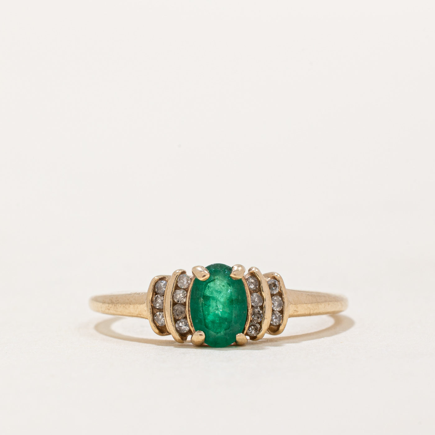 Bague émeraude taille ovale et diamants | 0,35 ct, 0,07 ct au total | Taille 7 |