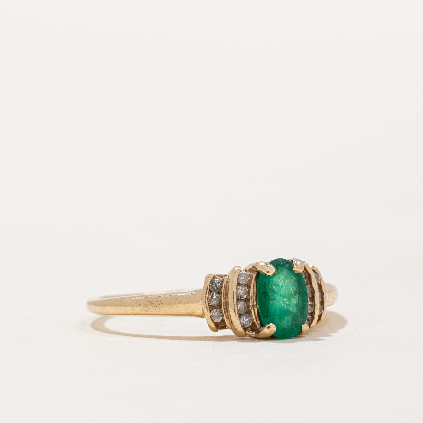 Bague émeraude taille ovale et diamants | 0,35 ct, 0,07 ct au total | Taille 7 |