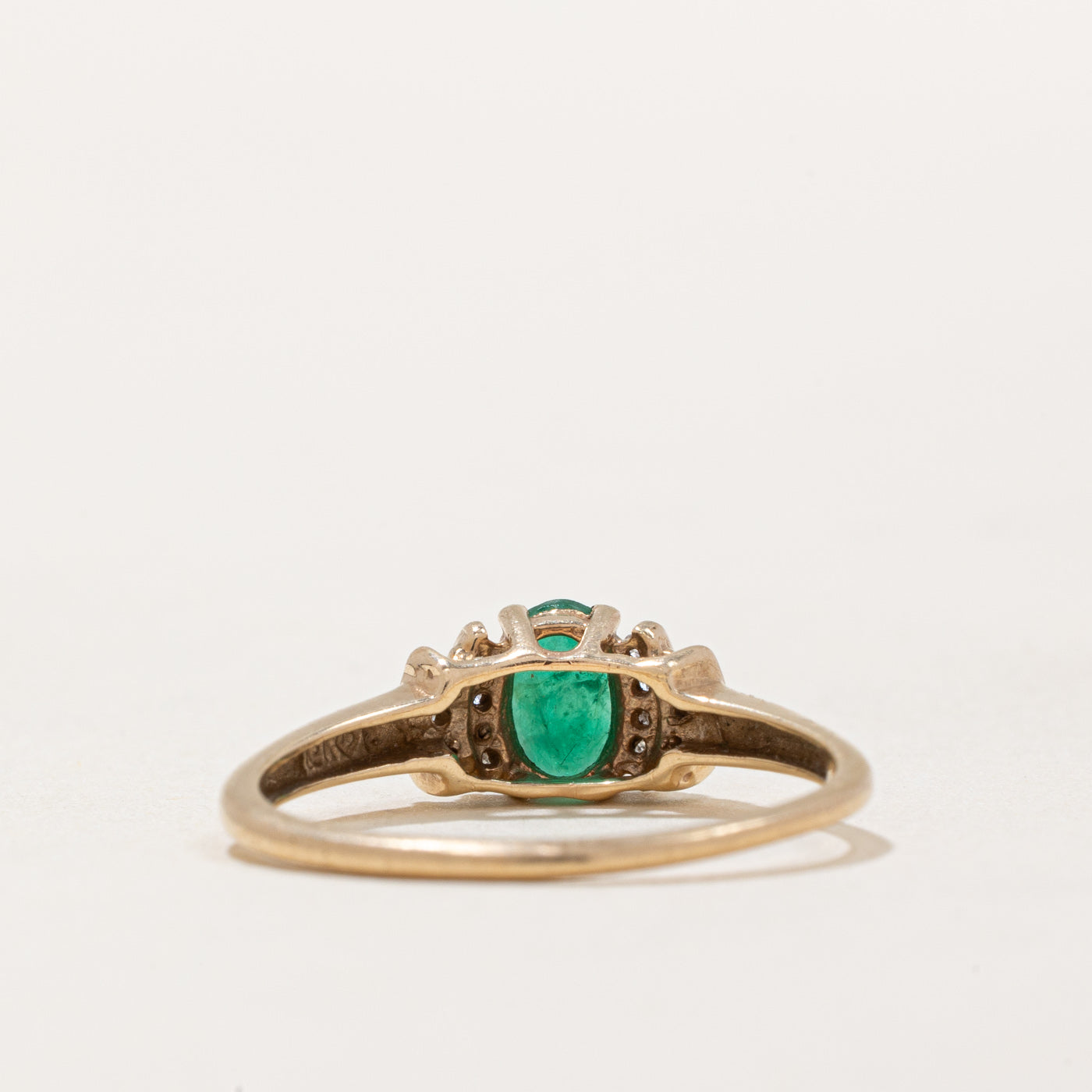 Bague émeraude taille ovale et diamants | 0,35 ct, 0,07 ct au total | Taille 7 |