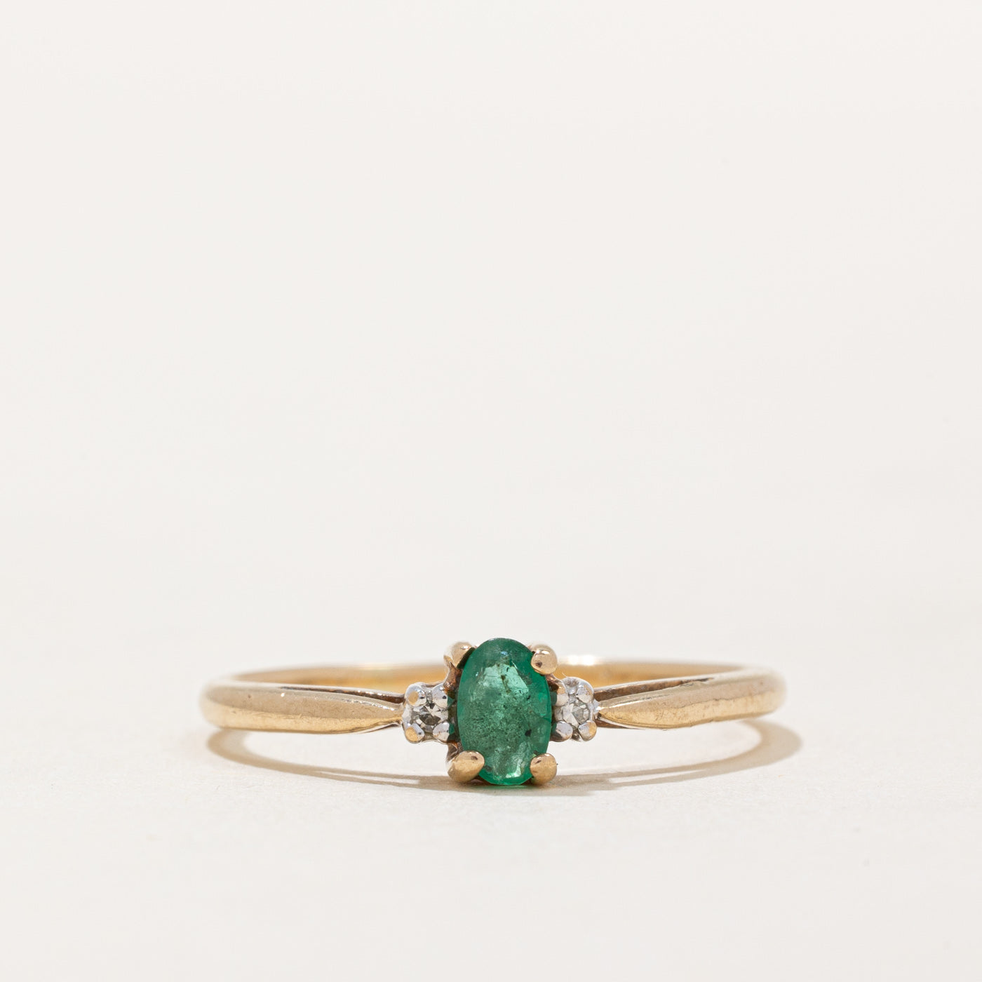 Bague émeraude taille ovale et diamants | 0,12 ct, 0,01 ct au total | Taille 8 |
