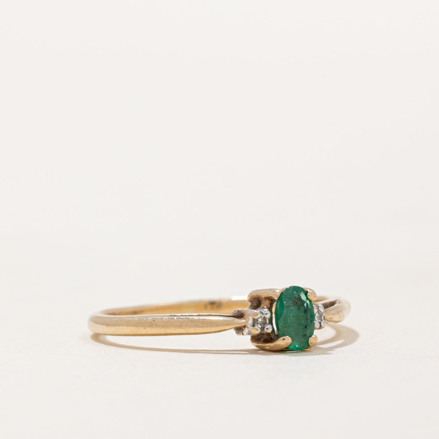Bague émeraude taille ovale et diamants | 0,12 ct, 0,01 ct au total | Taille 8 |
