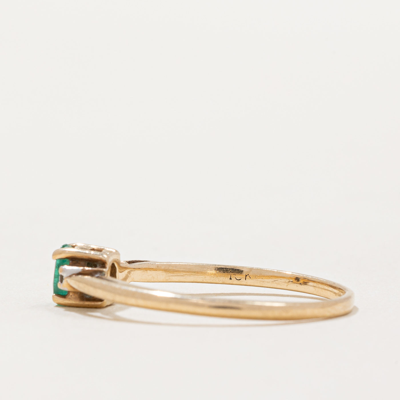 Bague émeraude taille ovale et diamants | 0,12 ct, 0,01 ct au total | Taille 8 |