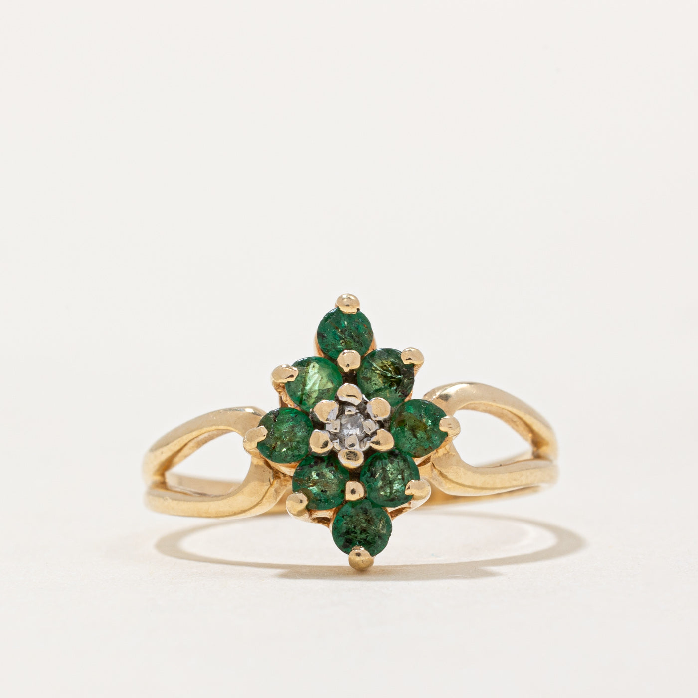 Bague sertie d'émeraudes et de diamants | 0,32 ct au total, 0,01 ct | Taille 6,25 |